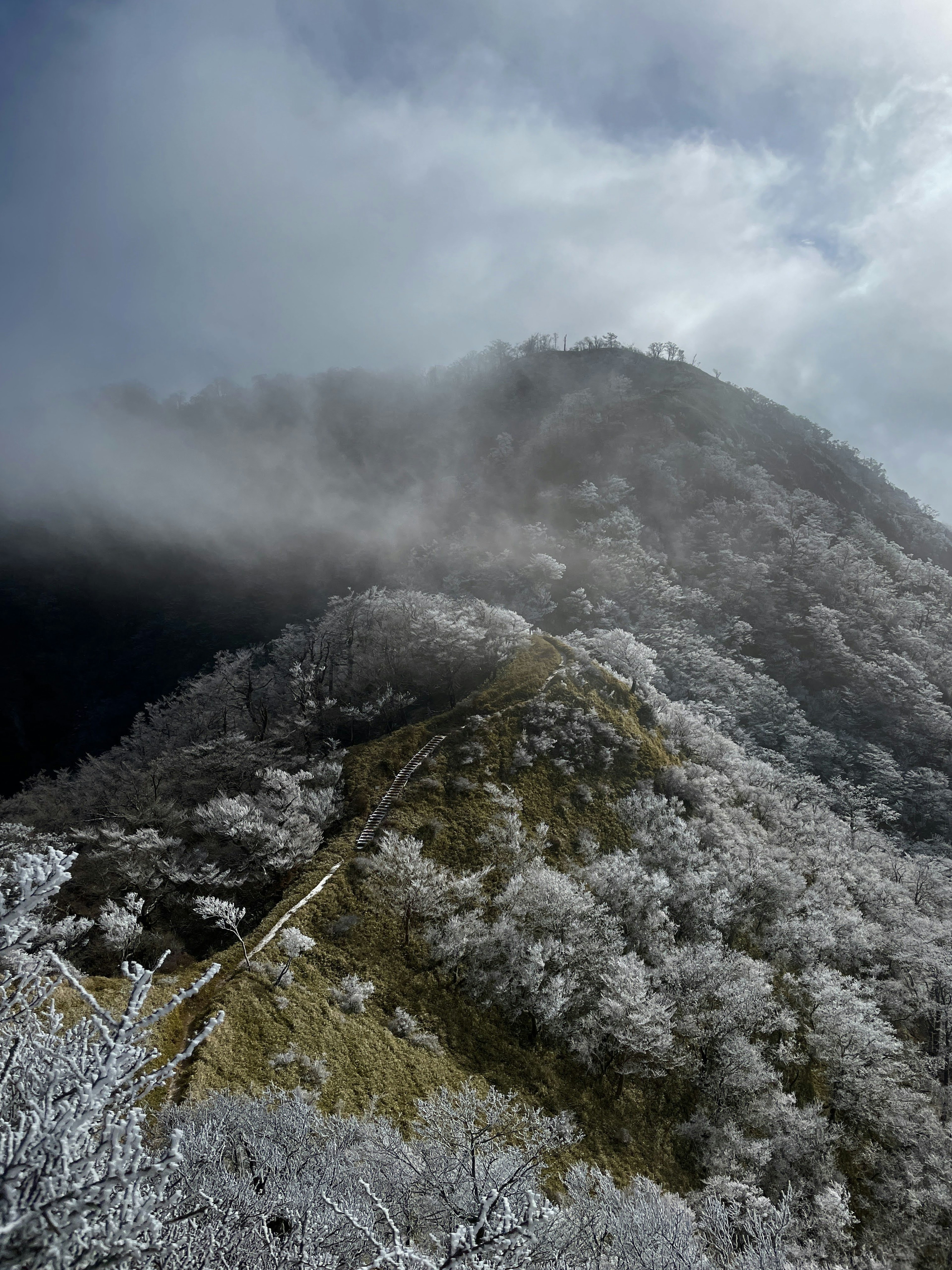 雪に覆われた山の風景と霧がかかった空