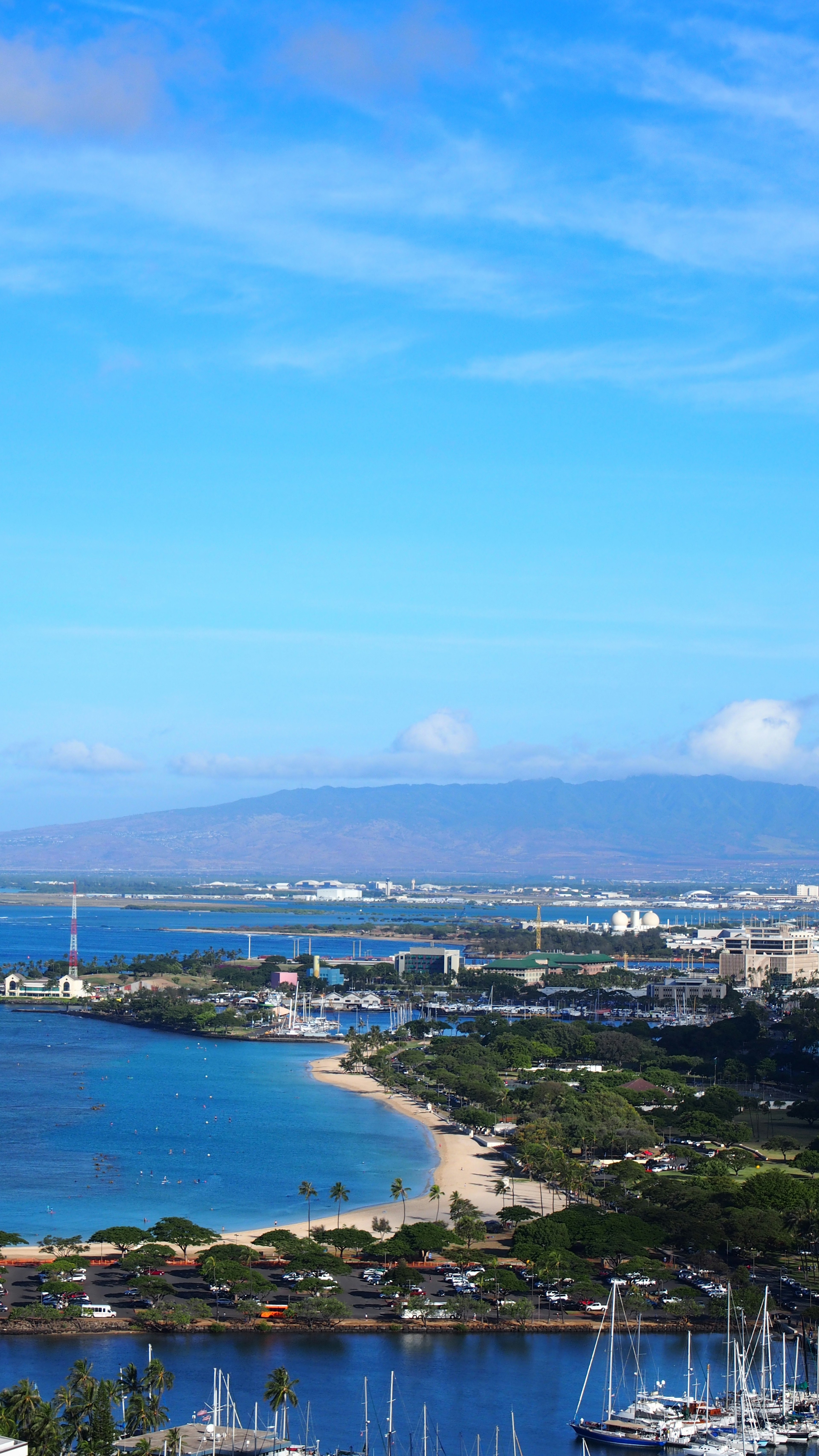 Pemandangan pantai yang indah dan langit biru di Hawaii