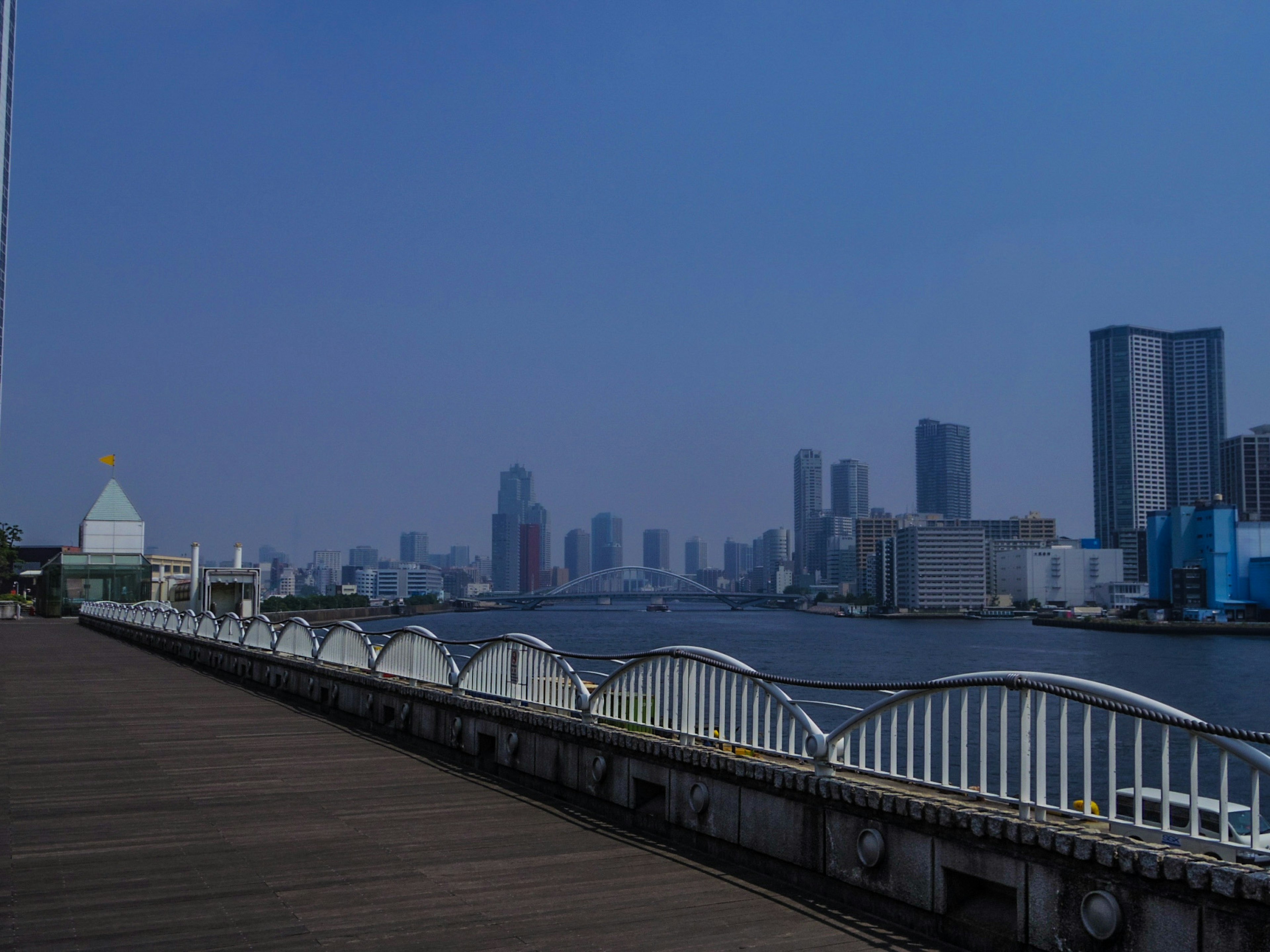 Skyline urbana con un fiume sotto un cielo blu