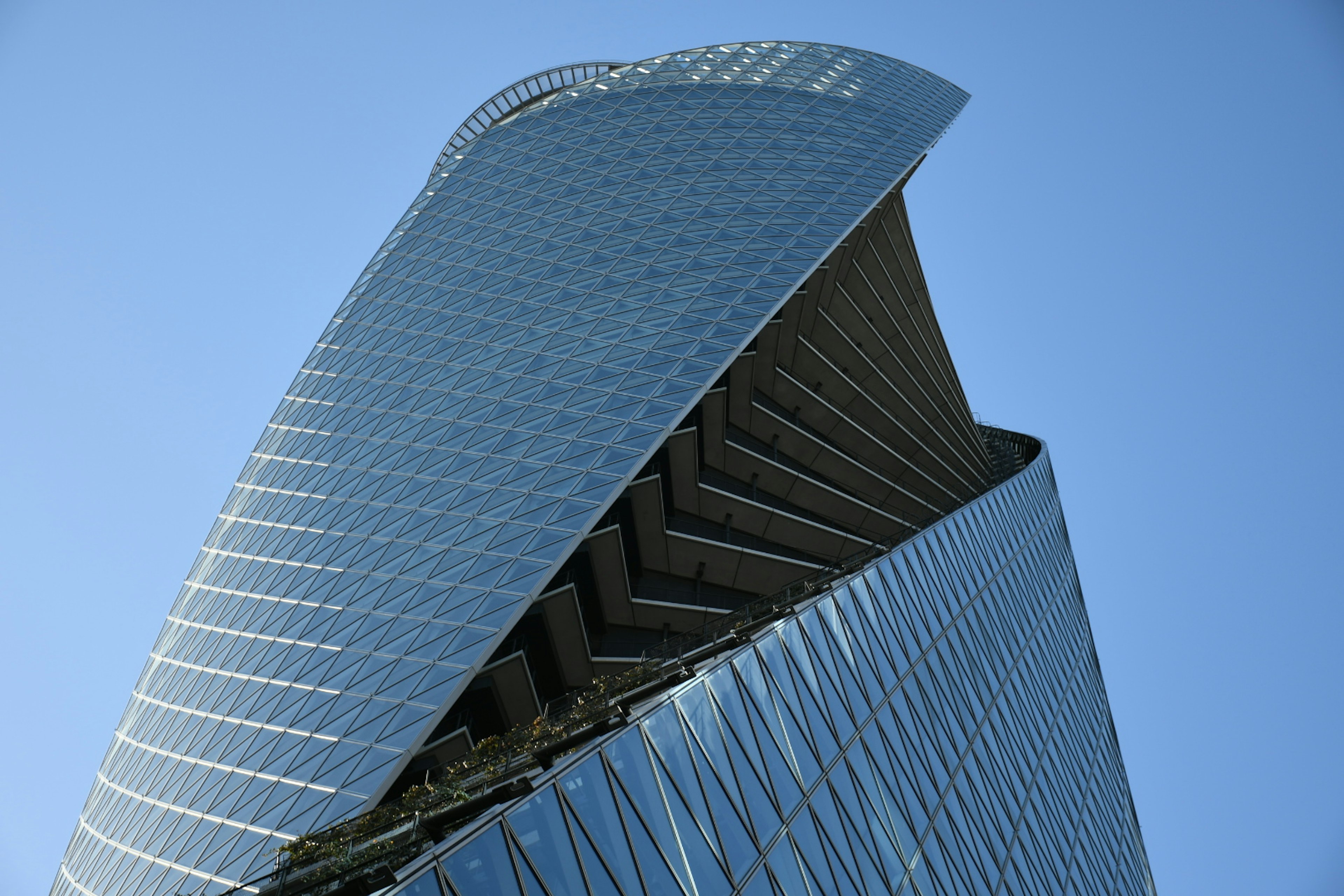 Bâtiment moderne avec un design angulaire et du verre réfléchissant