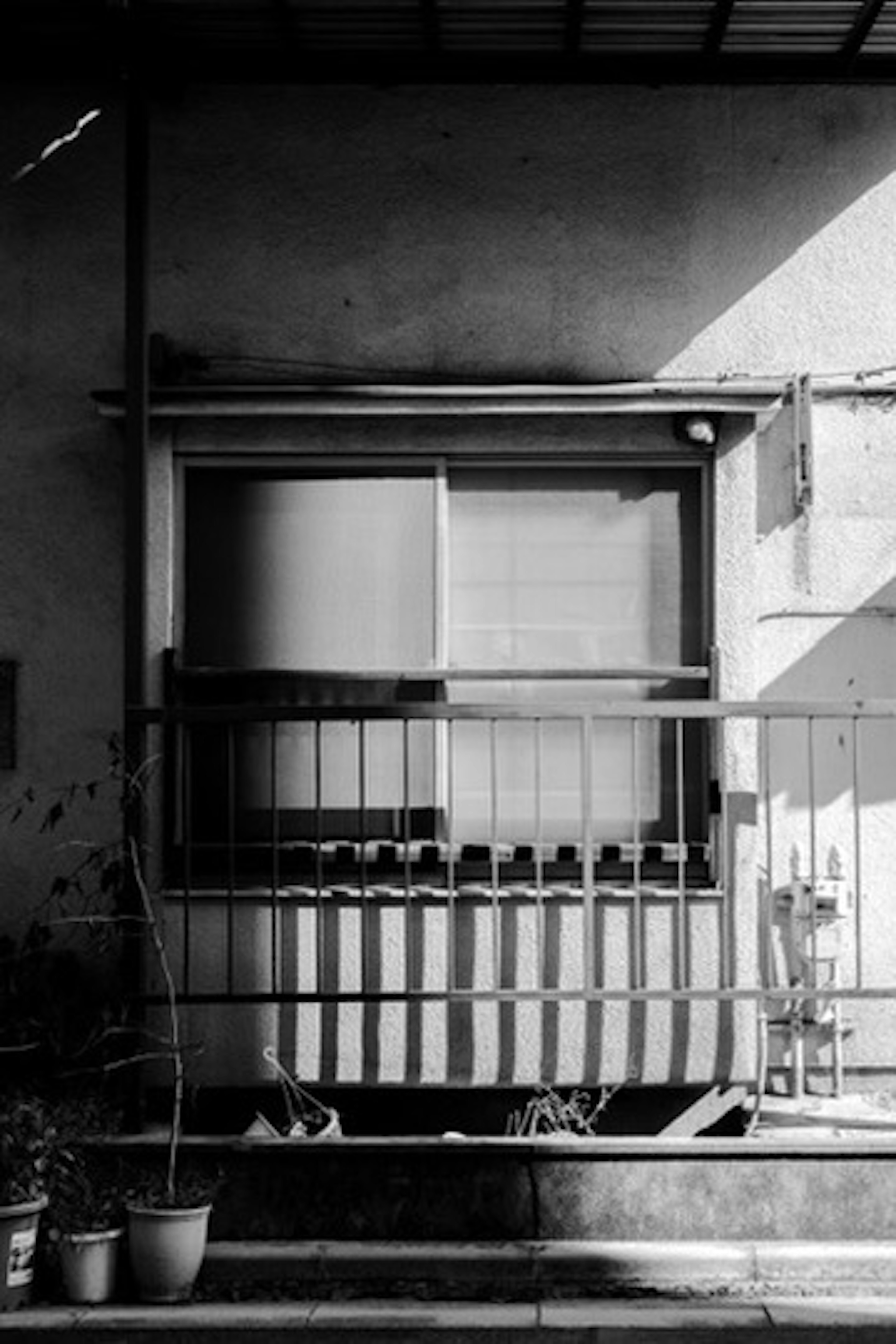 Extérieur noir et blanc d'un bâtiment avec une fenêtre et un balcon