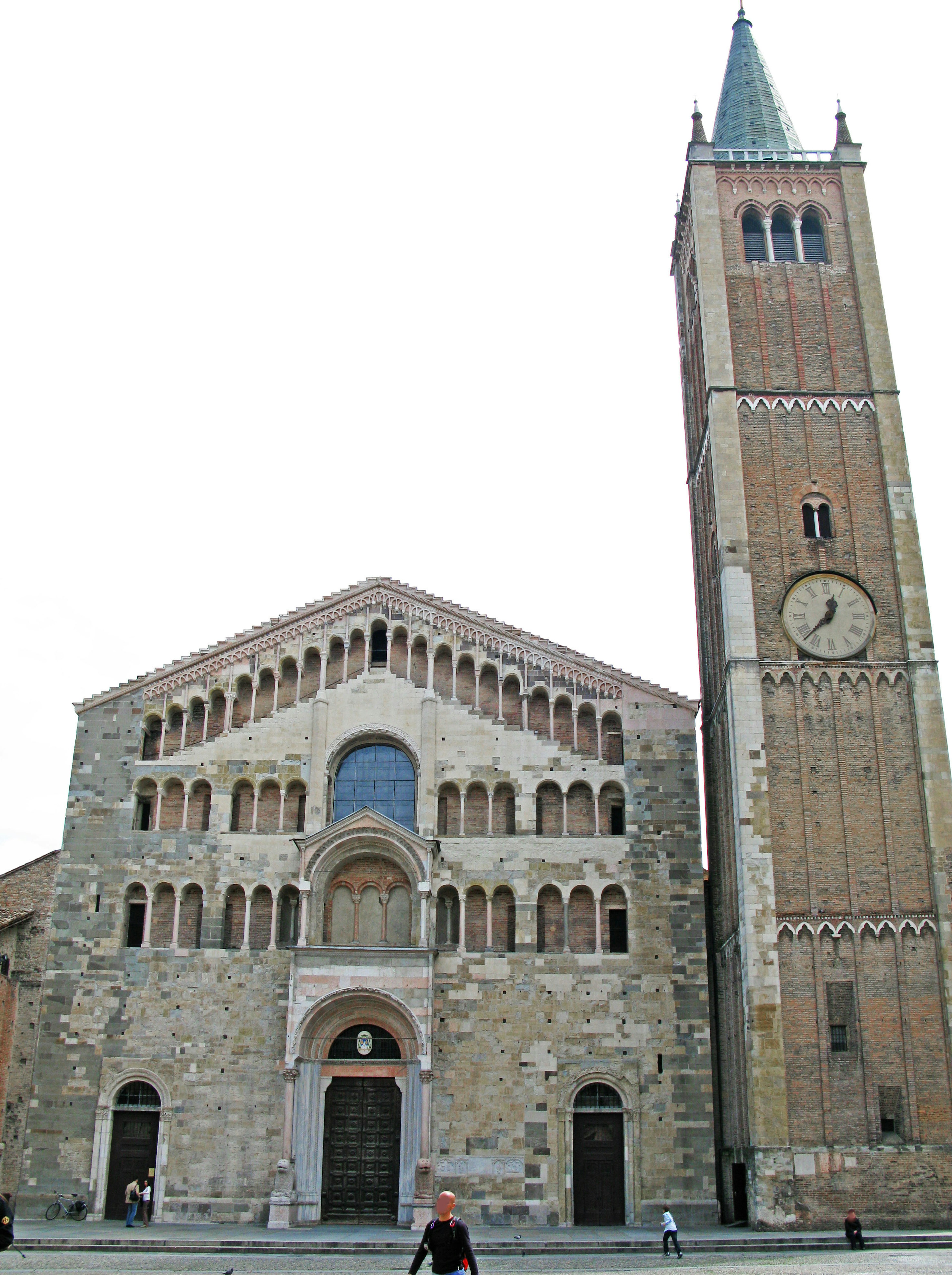 Exterior de catedral histórica con alto campanario