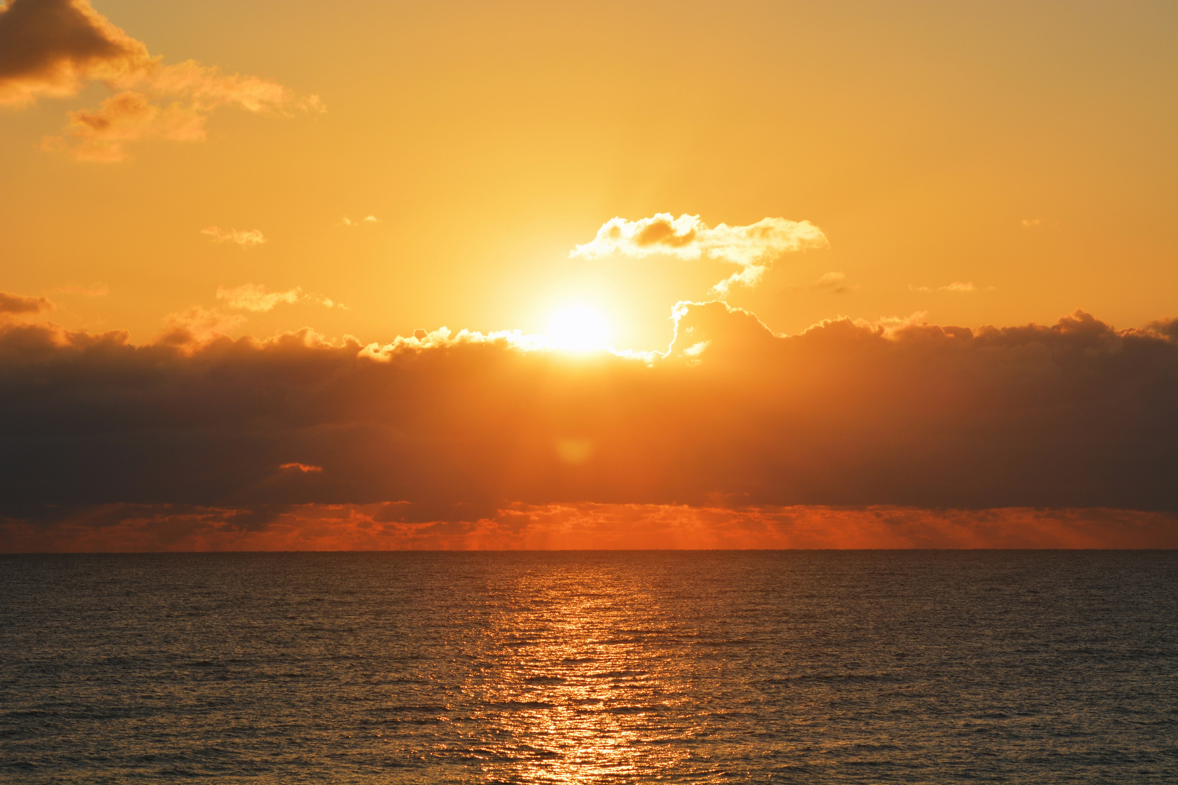 夕日が海に沈む美しい風景