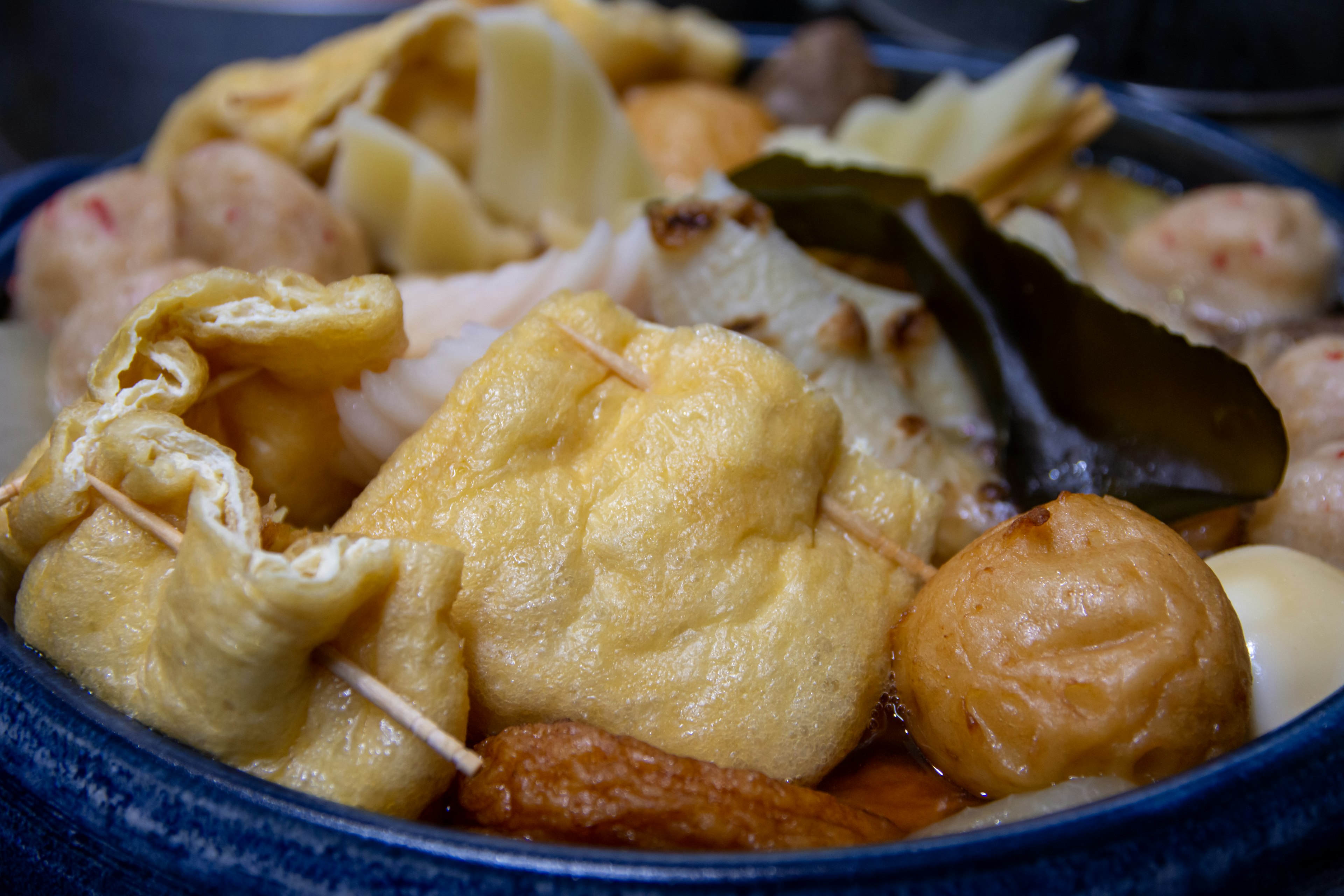 Un tazón caliente de ingredientes variados para un plato de fondue asiática