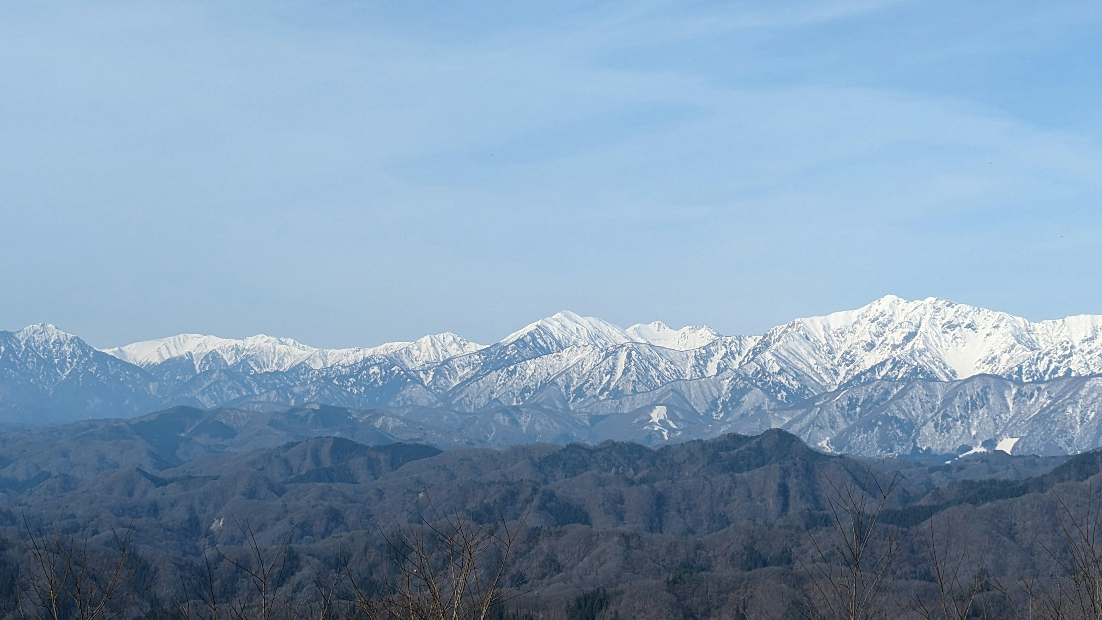 雪に覆われた山々と青空の風景