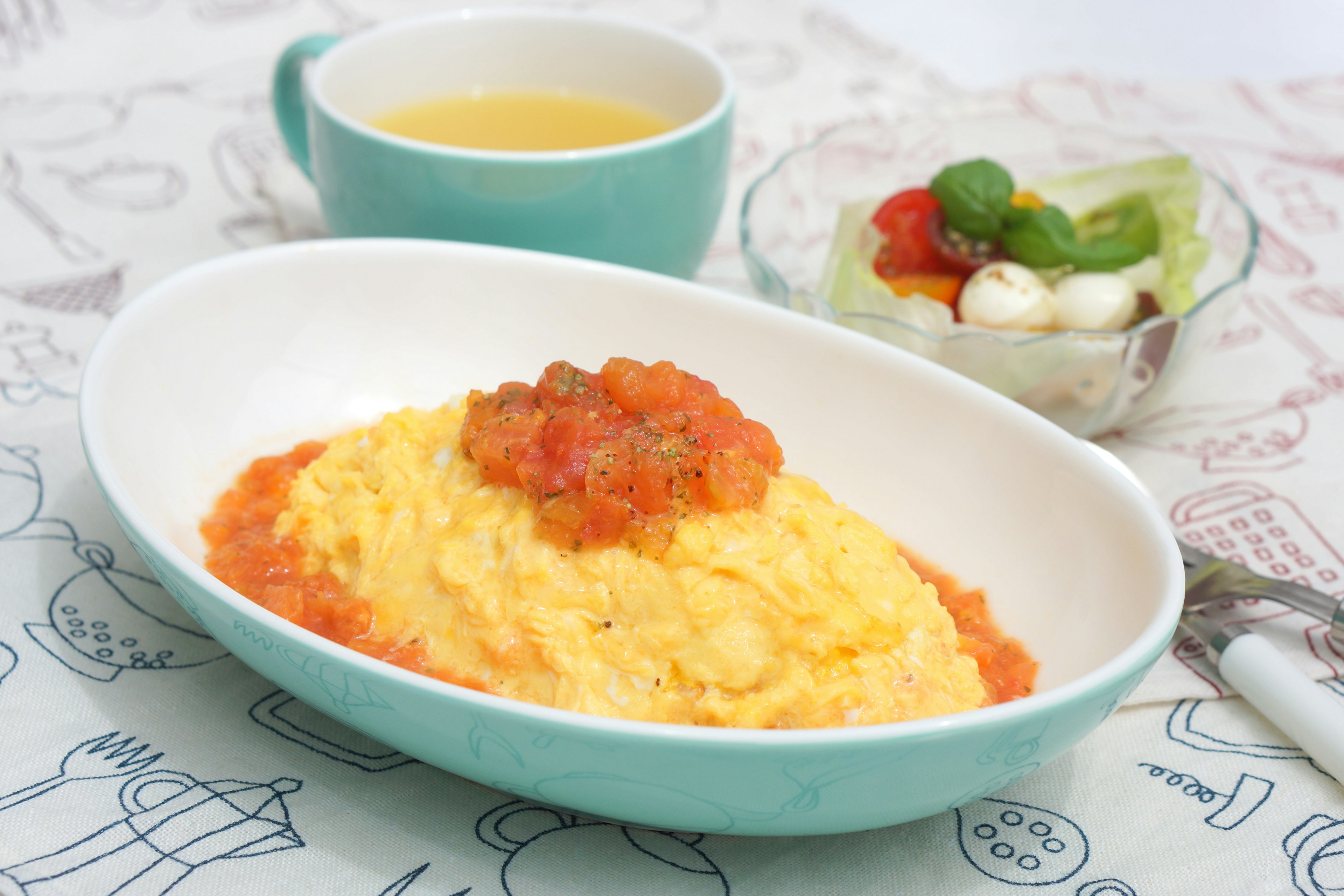 Nasi omelet dengan saus tomat dan salad di samping sup