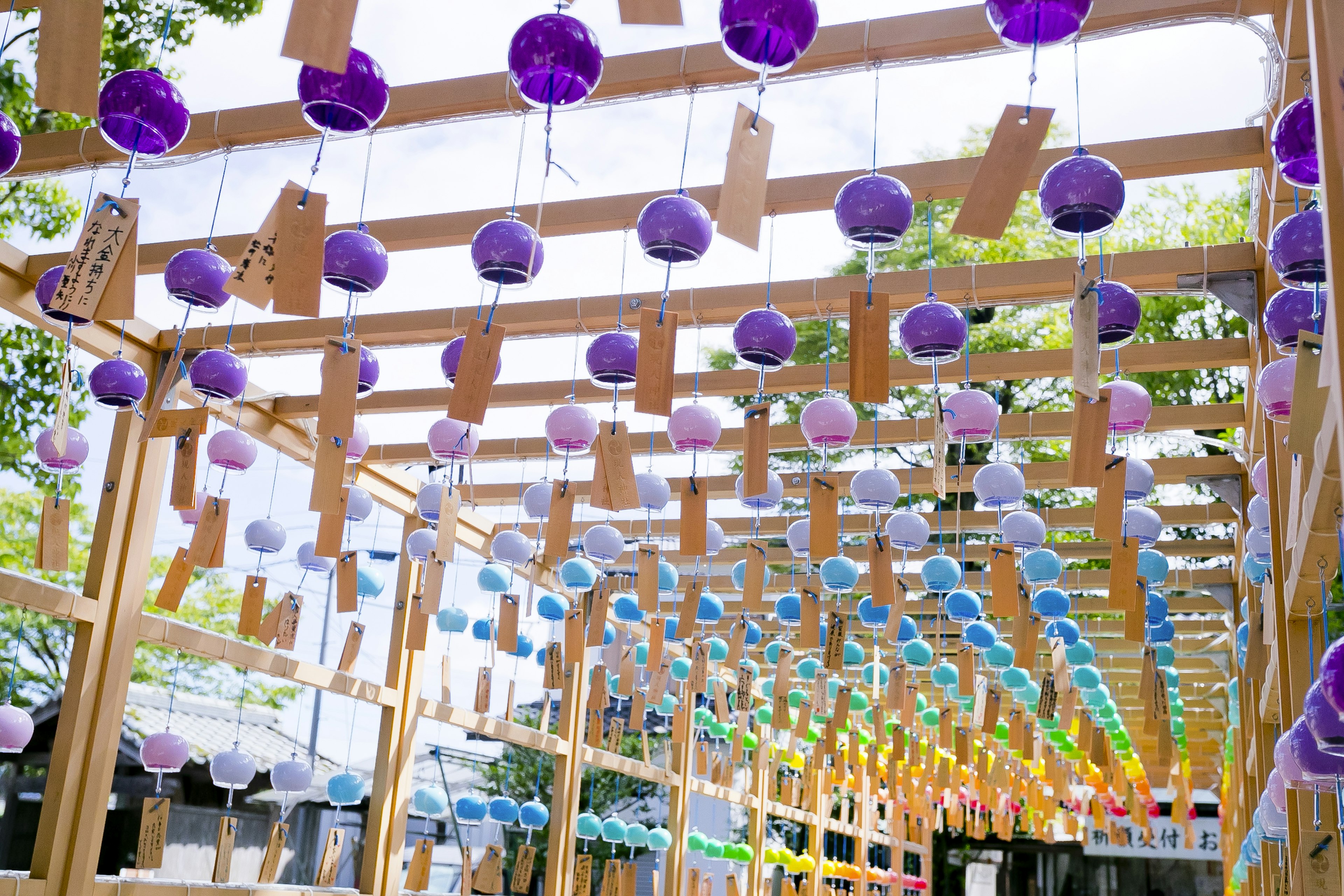 Carillons colorés suspendus à une structure en bois