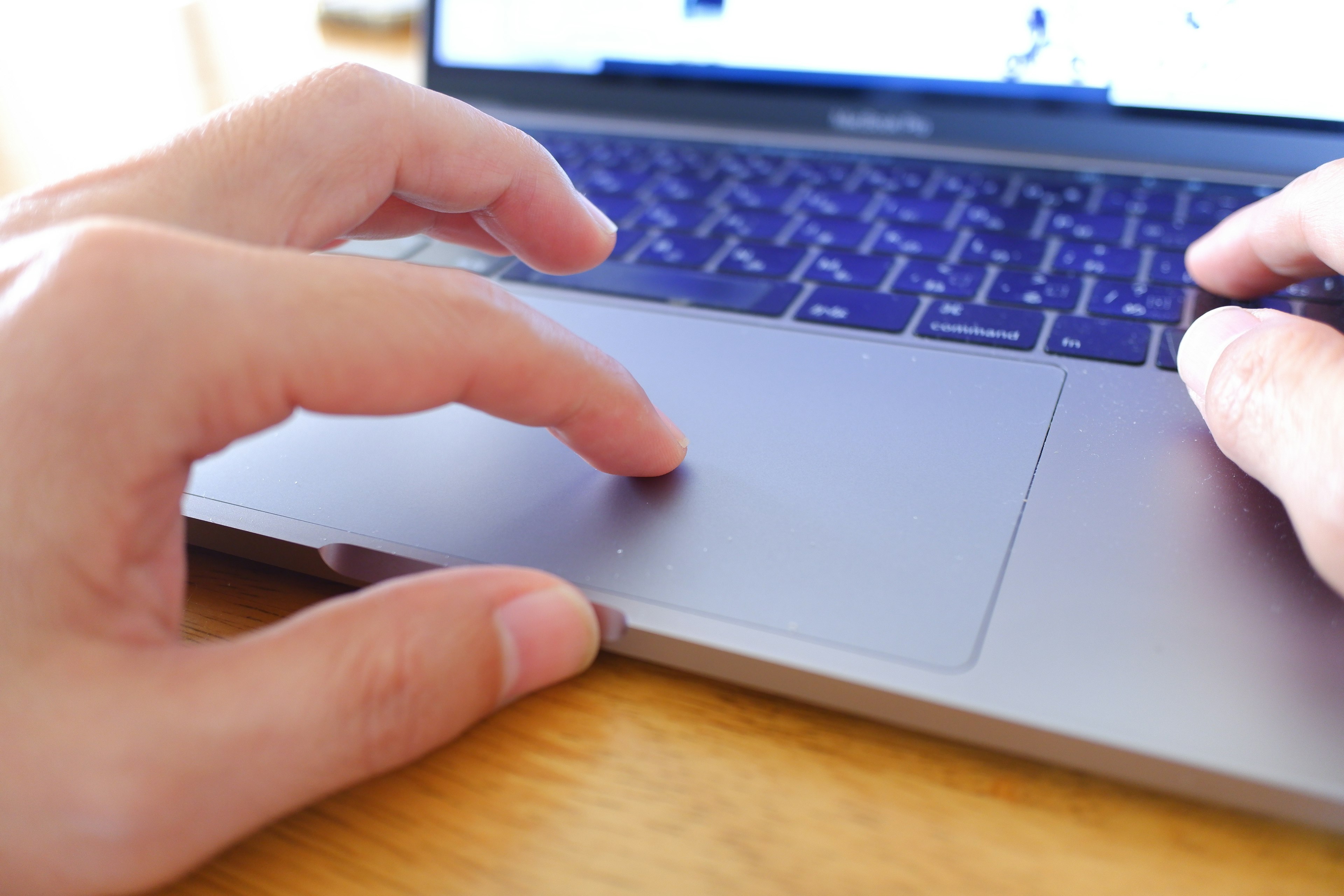 Hand, die das Touchpad eines Laptops benutzt