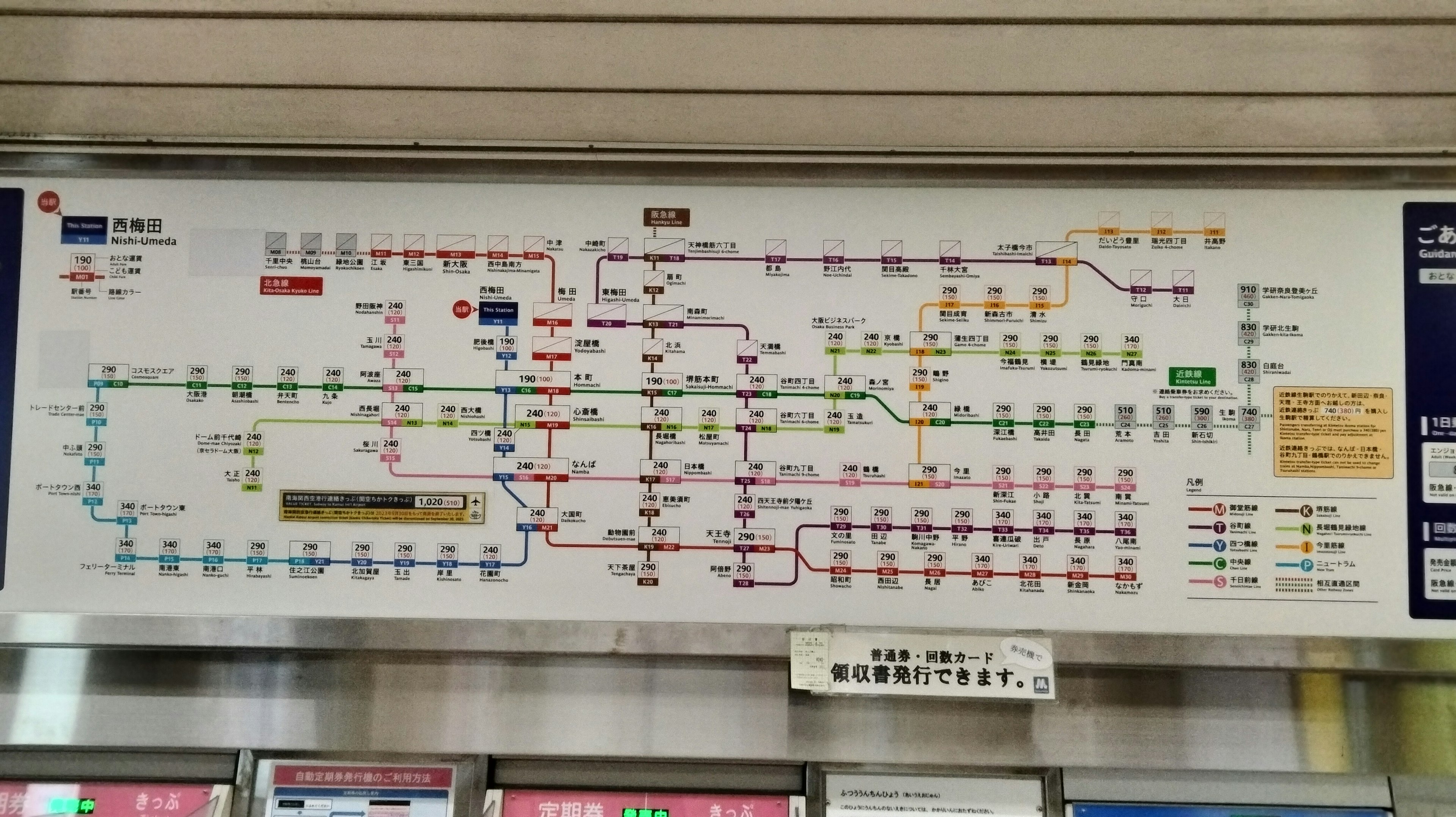 Mappa della metropolitana esposta su un cartello con linee colorate che rappresentano vari percorsi