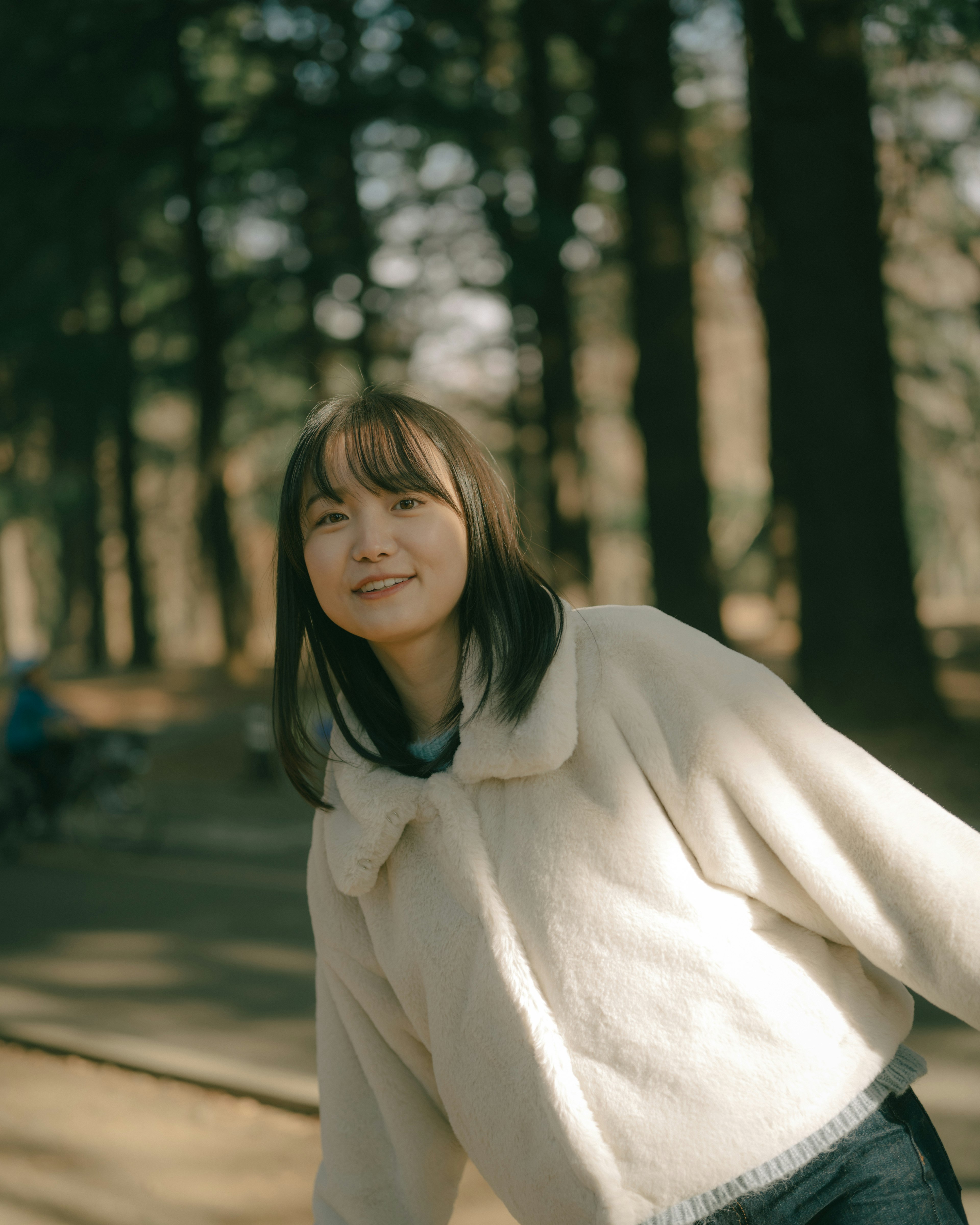 森の中で微笑む女性のポートレート