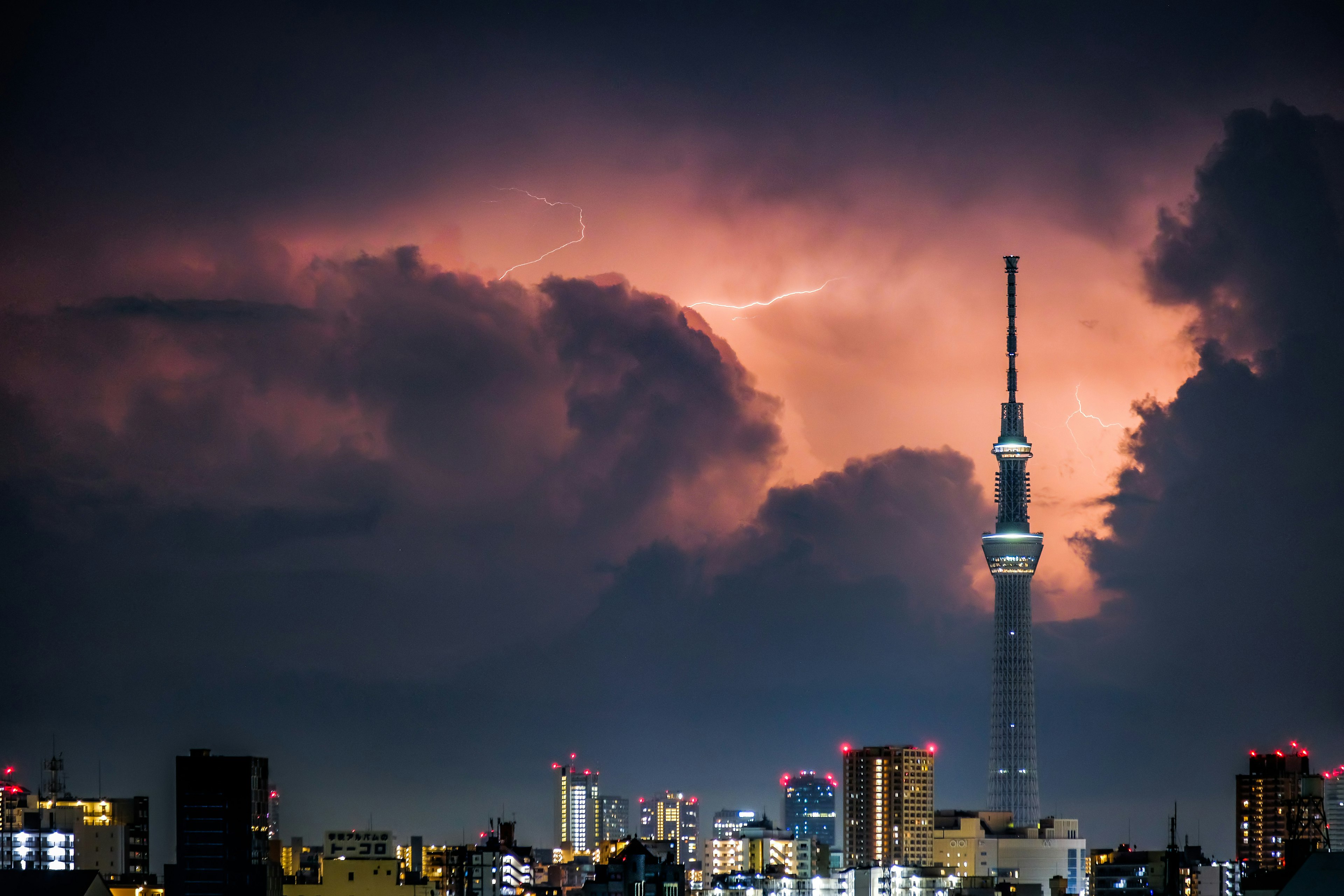 東京スカイツリーと雷雲の夕景