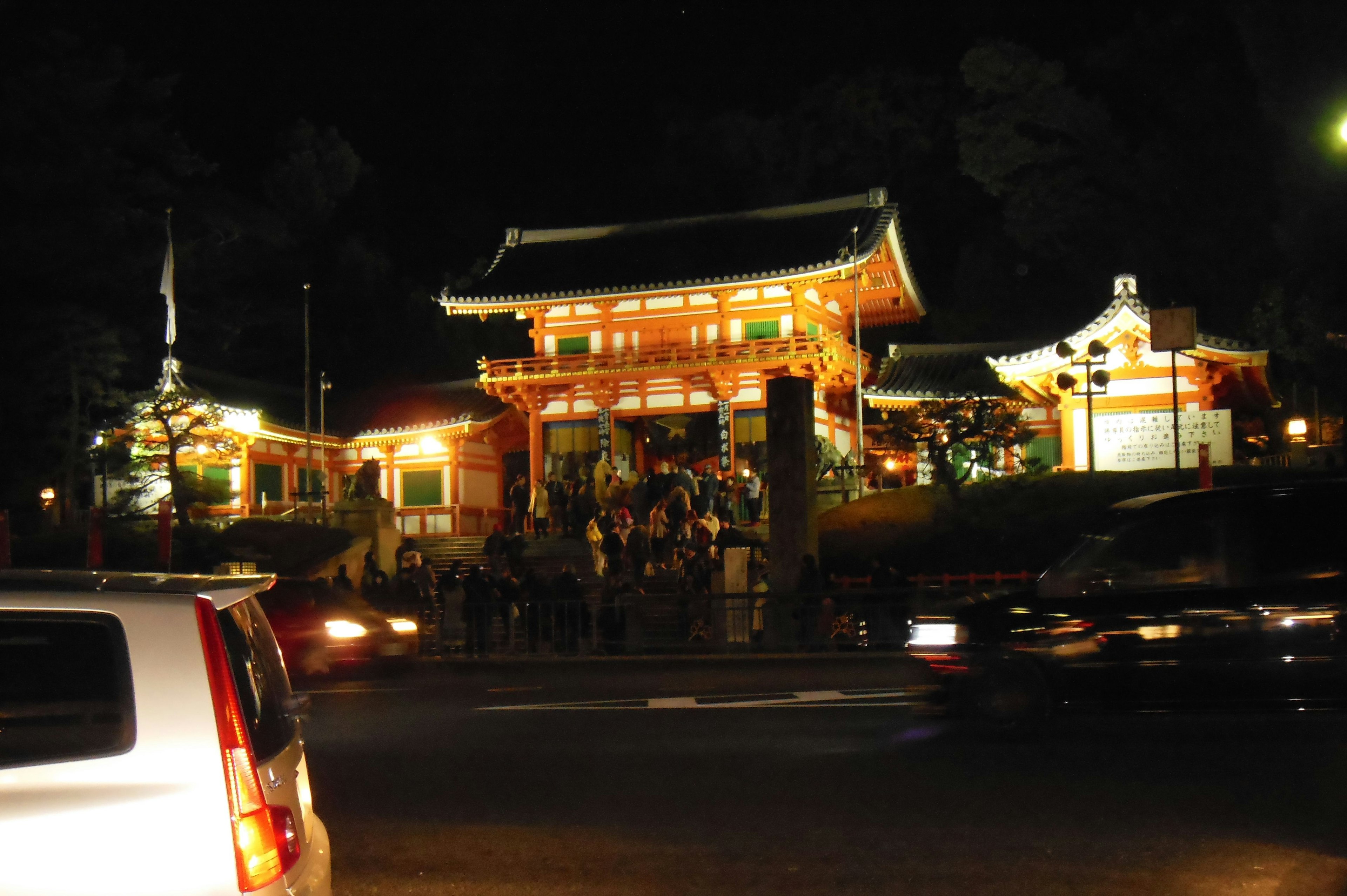 夜晚美麗的神社建築和聚集的人們