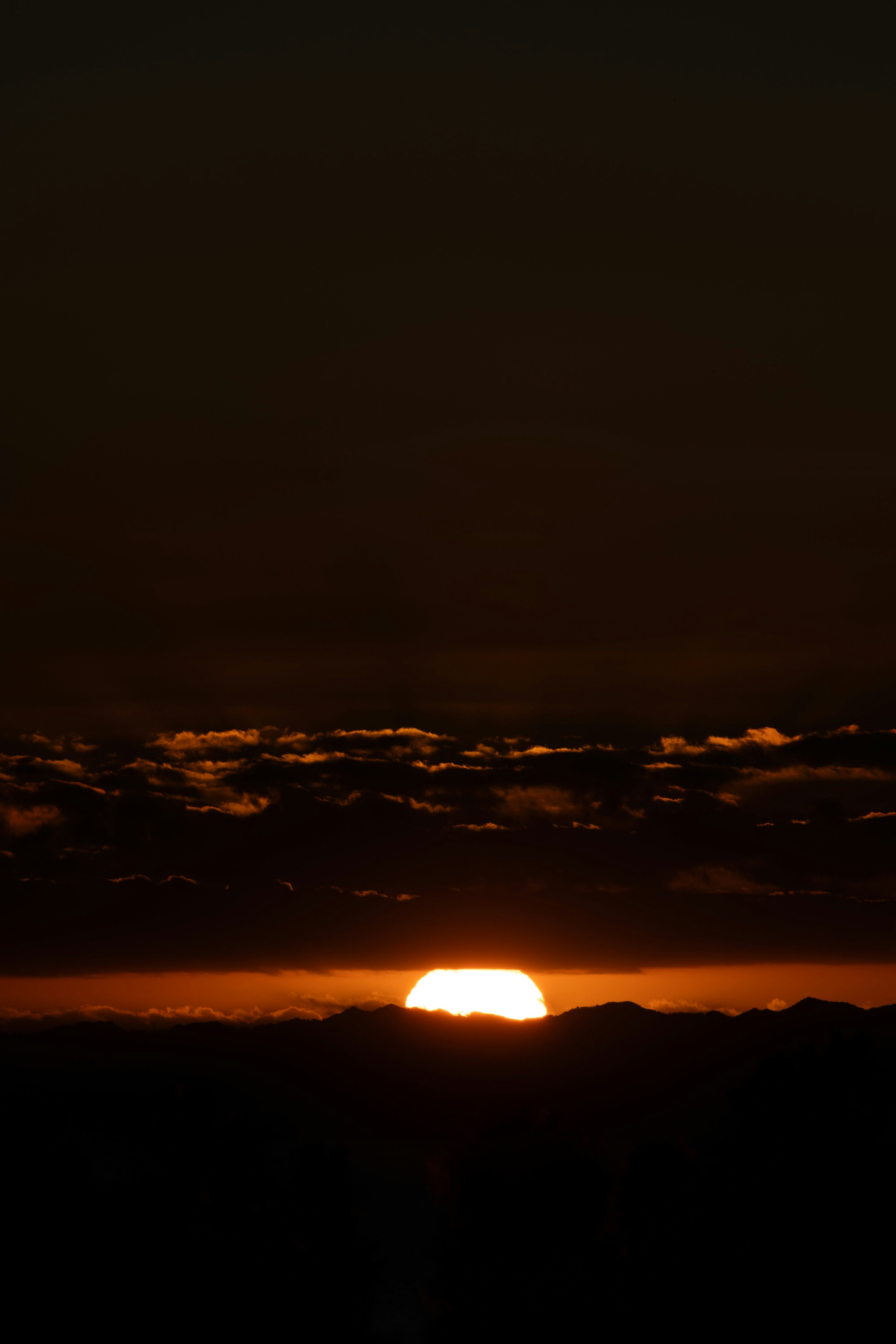 夕日が山の間から昇る美しい風景