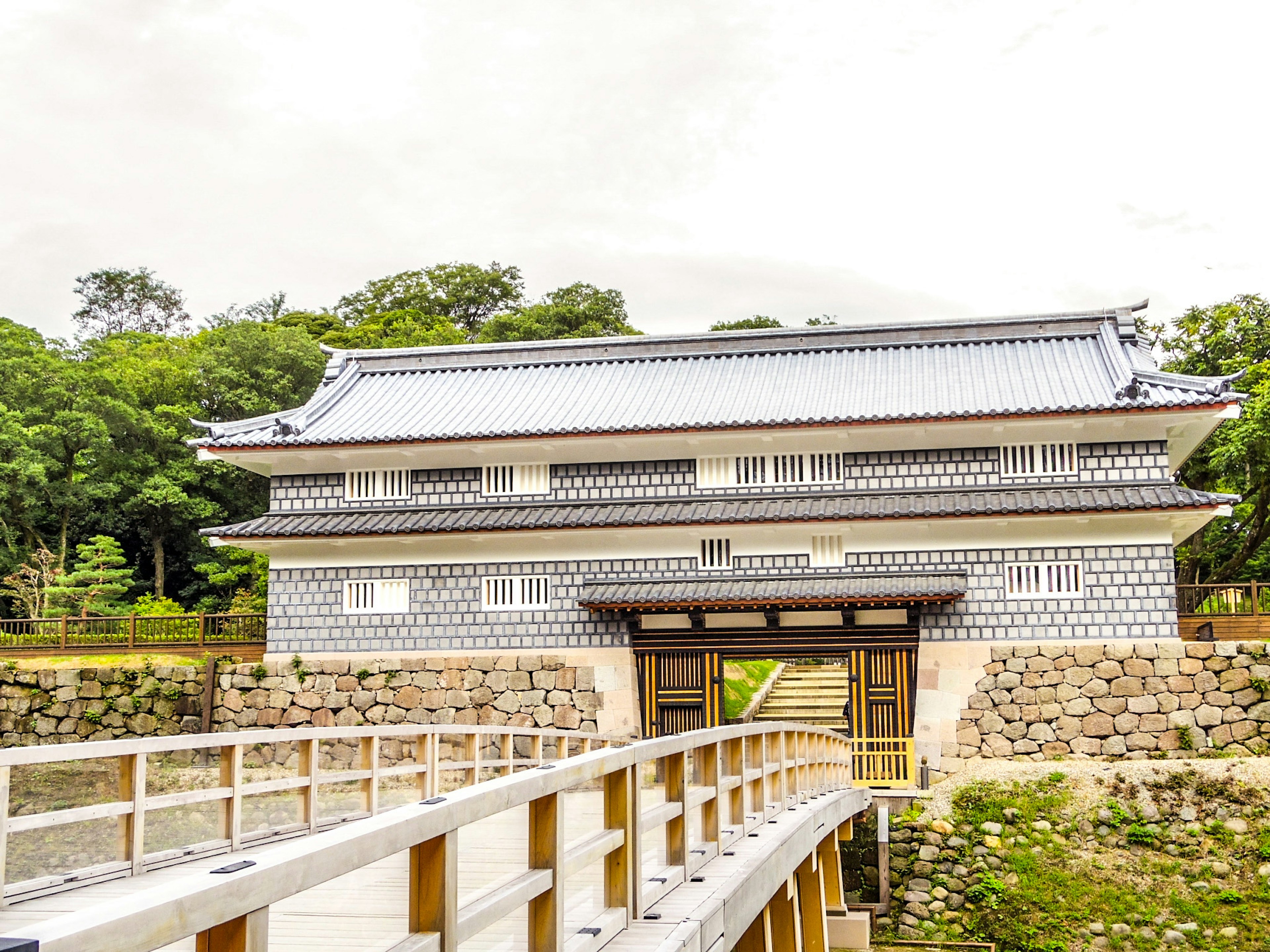 Puerta de castillo japonés tradicional con puente de madera