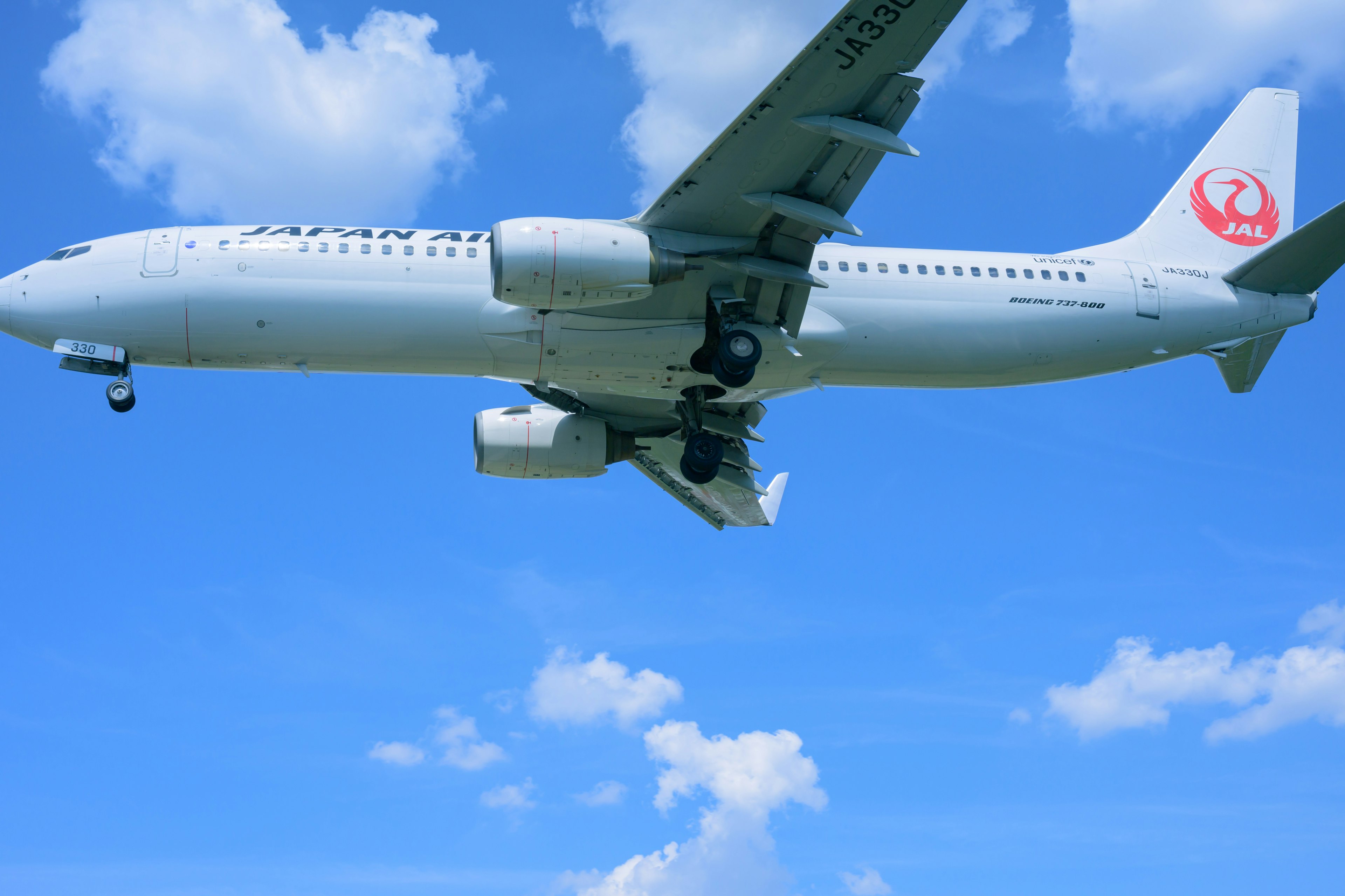 Un aereo che vola contro un cielo blu