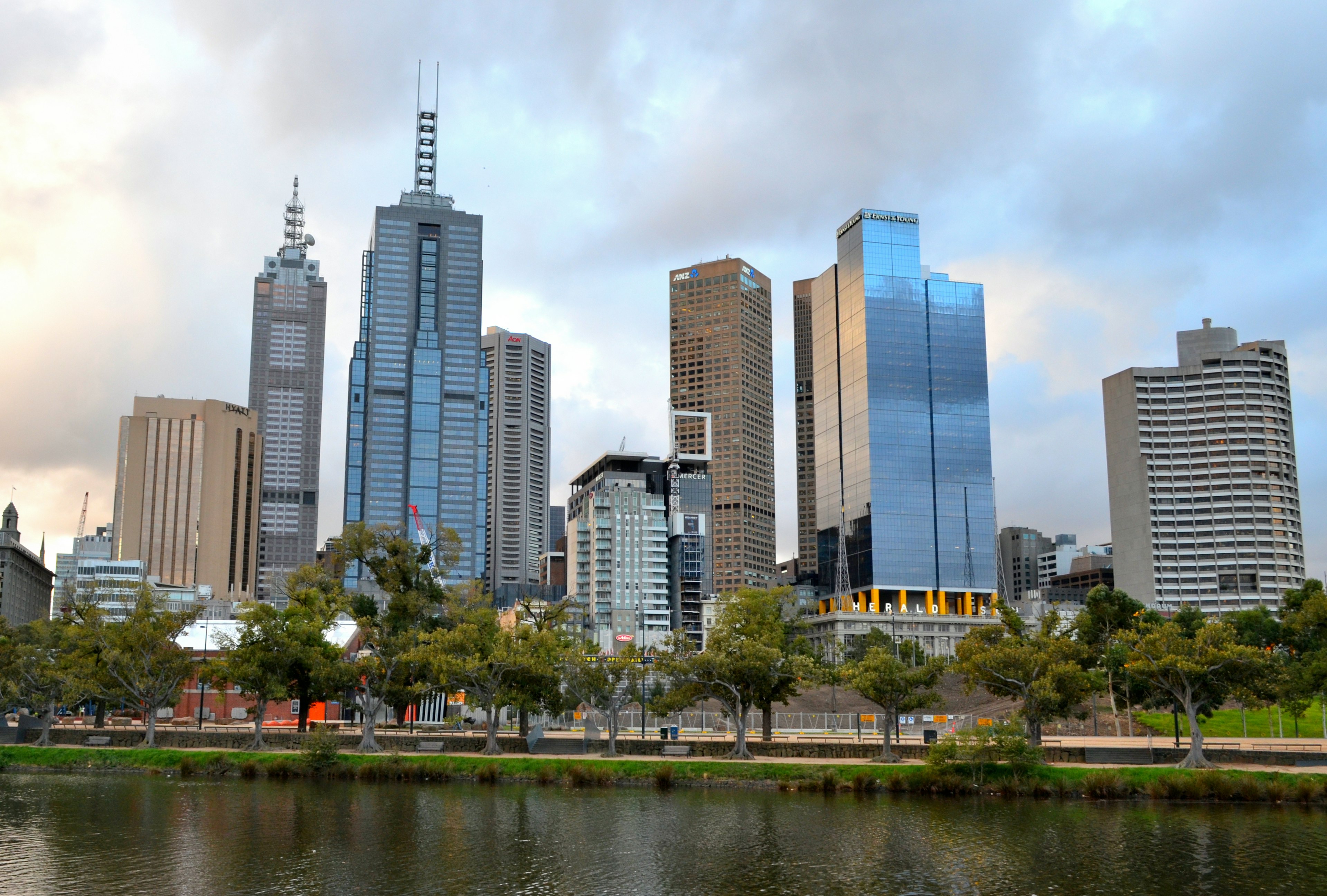 Garis langit Melbourne dengan gedung pencakar langit modern dan sungai