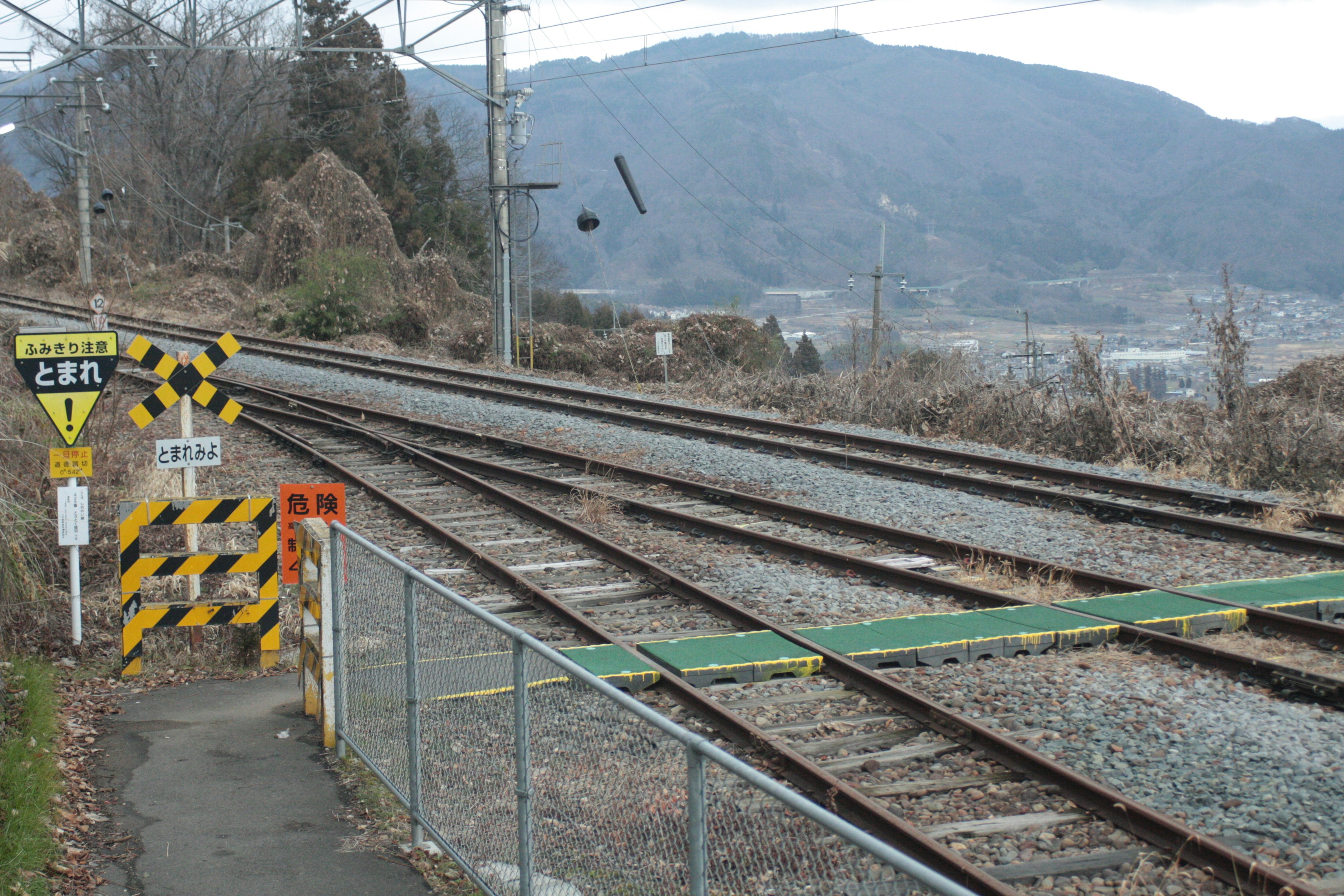 ทิวทัศน์ที่มีรางรถไฟและป้ายเตือน