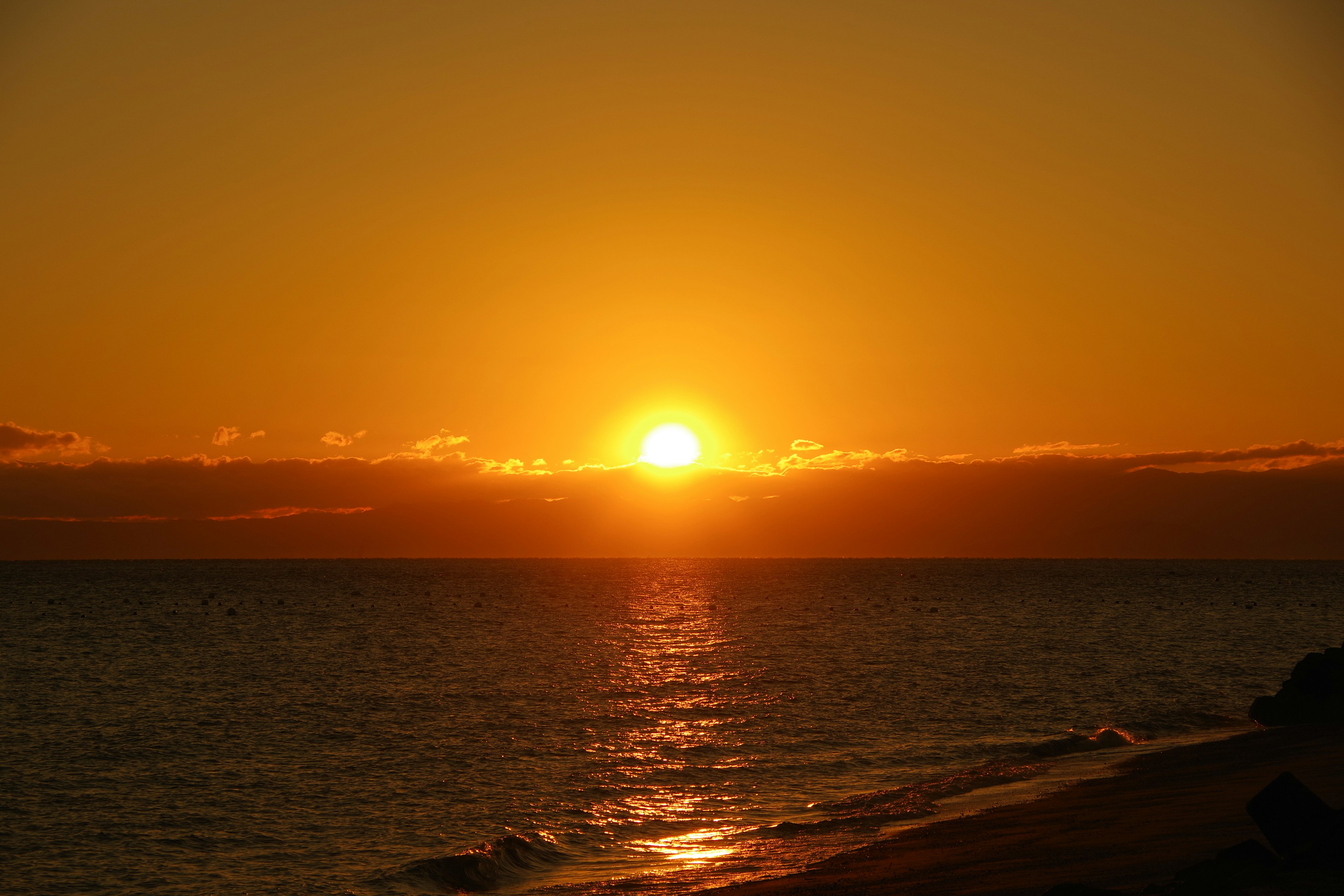 夕日が海に沈む美しい風景