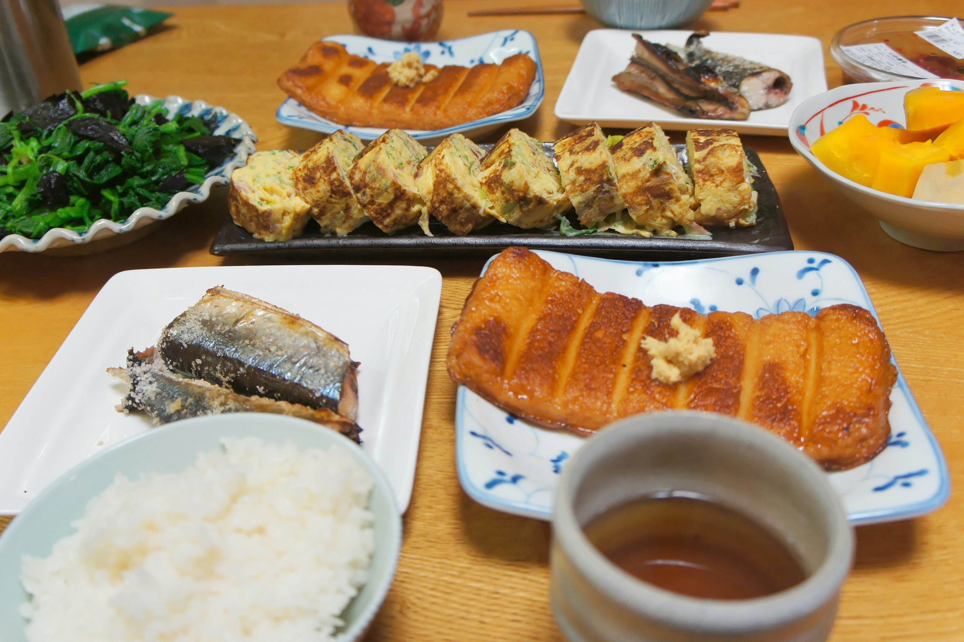 テーブルに並んだ和食の料理とご飯とお茶