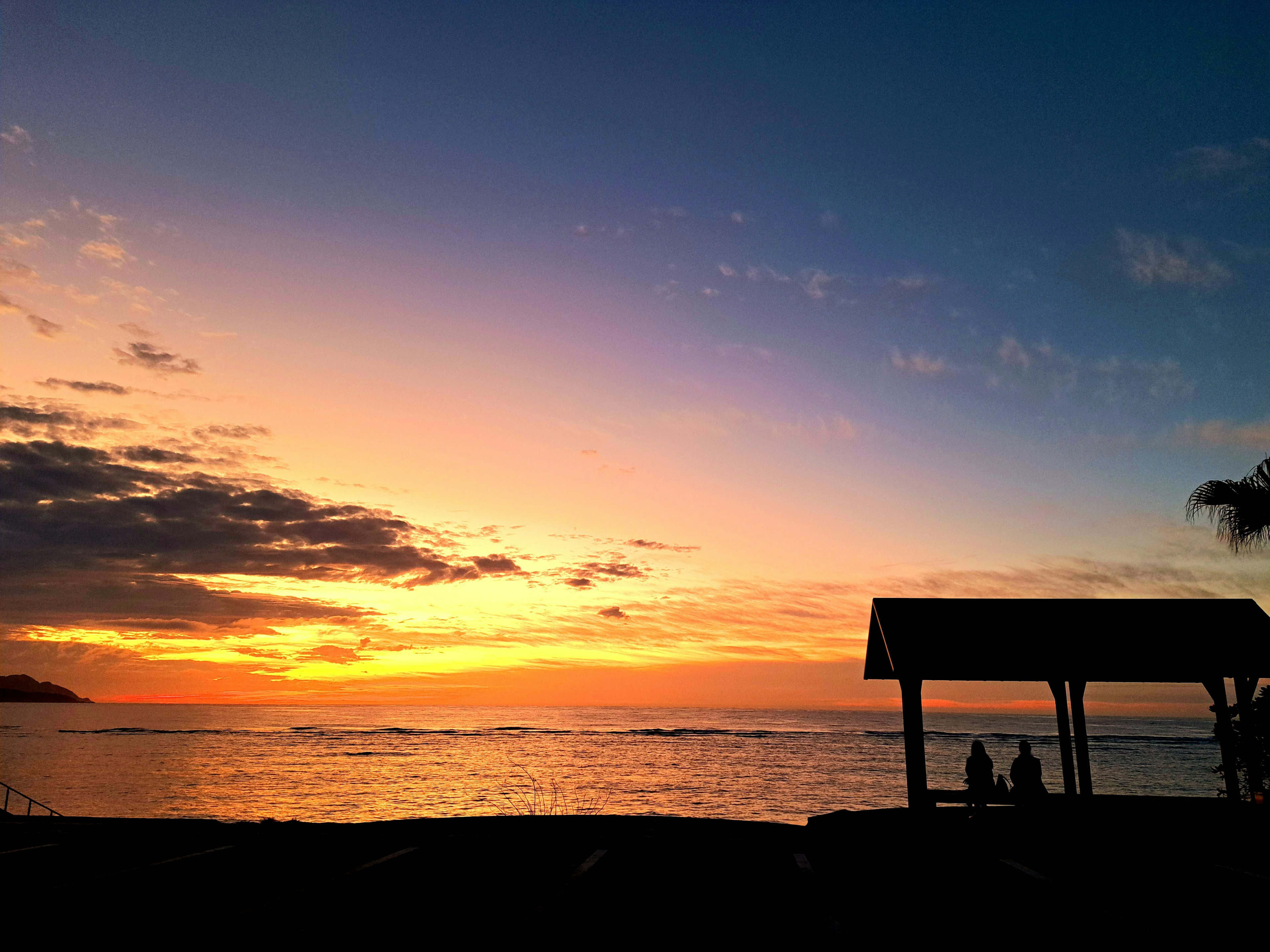 美しい夕焼けの海岸と小屋のシルエット