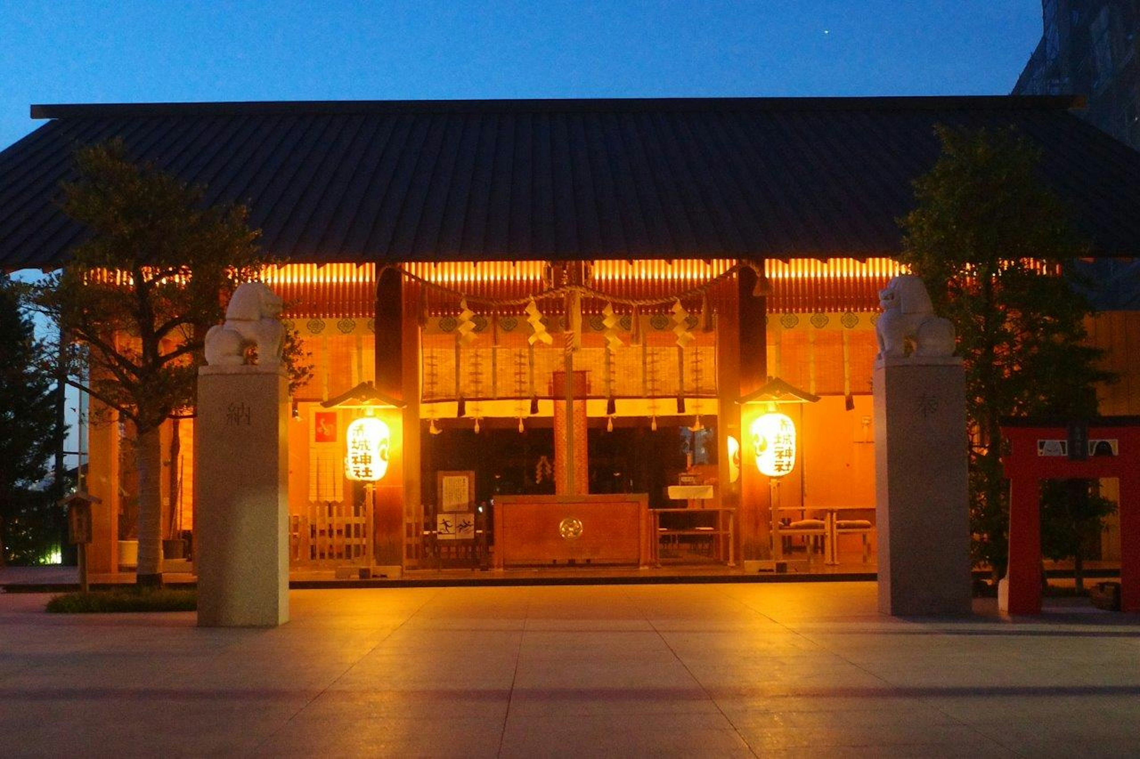 夜の神社の美しい外観と灯籠が映える風景