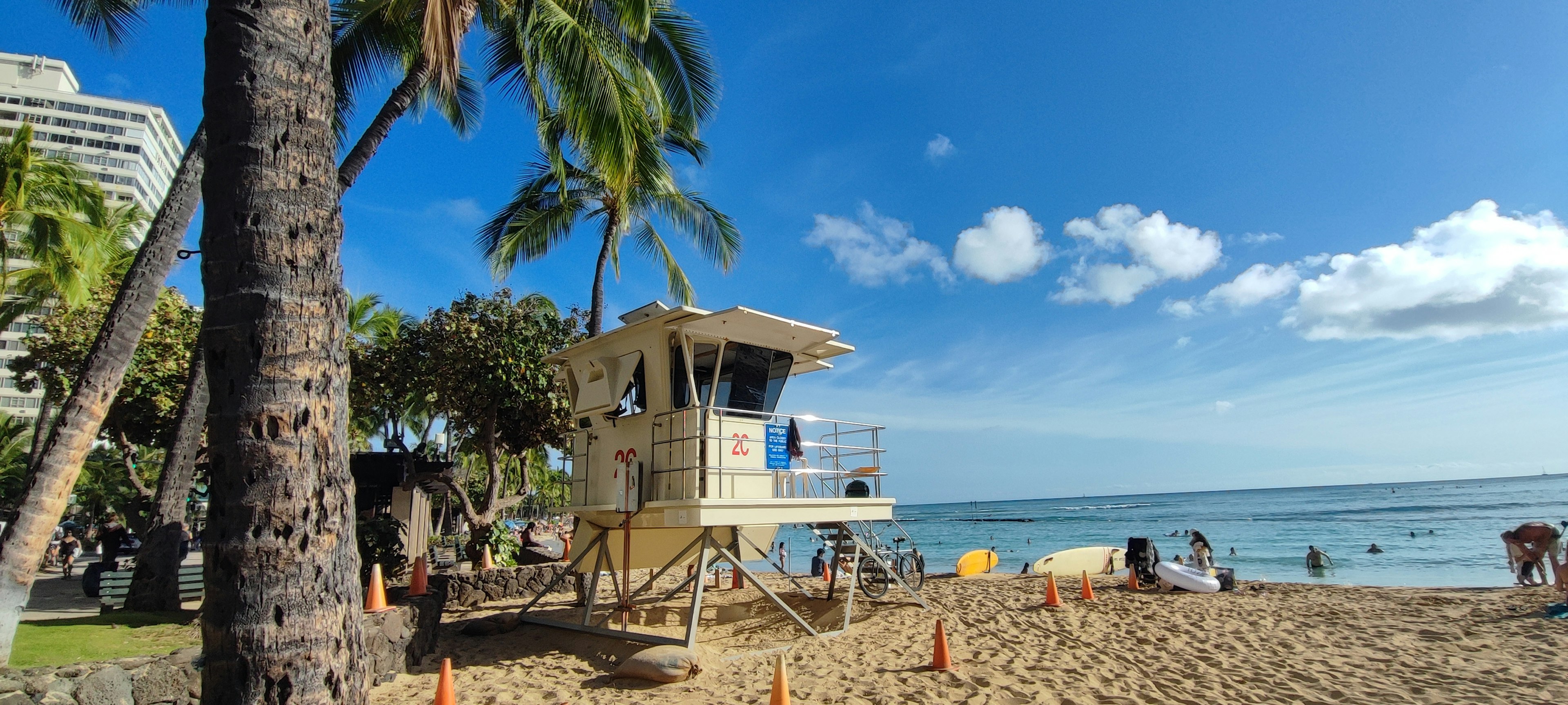 Torre de salvavidas en la playa con cielo azul claro