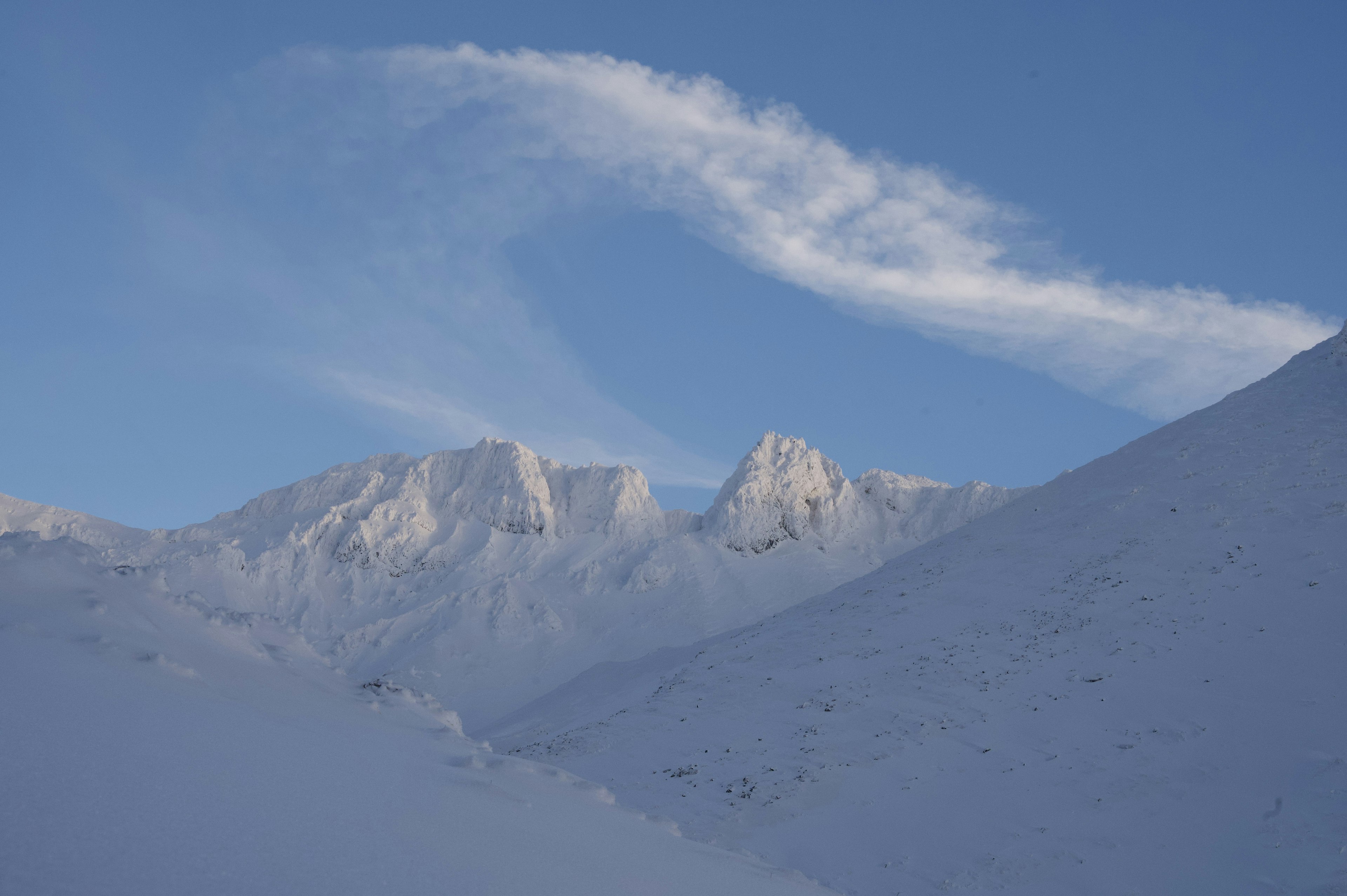 蓝天下的雪山