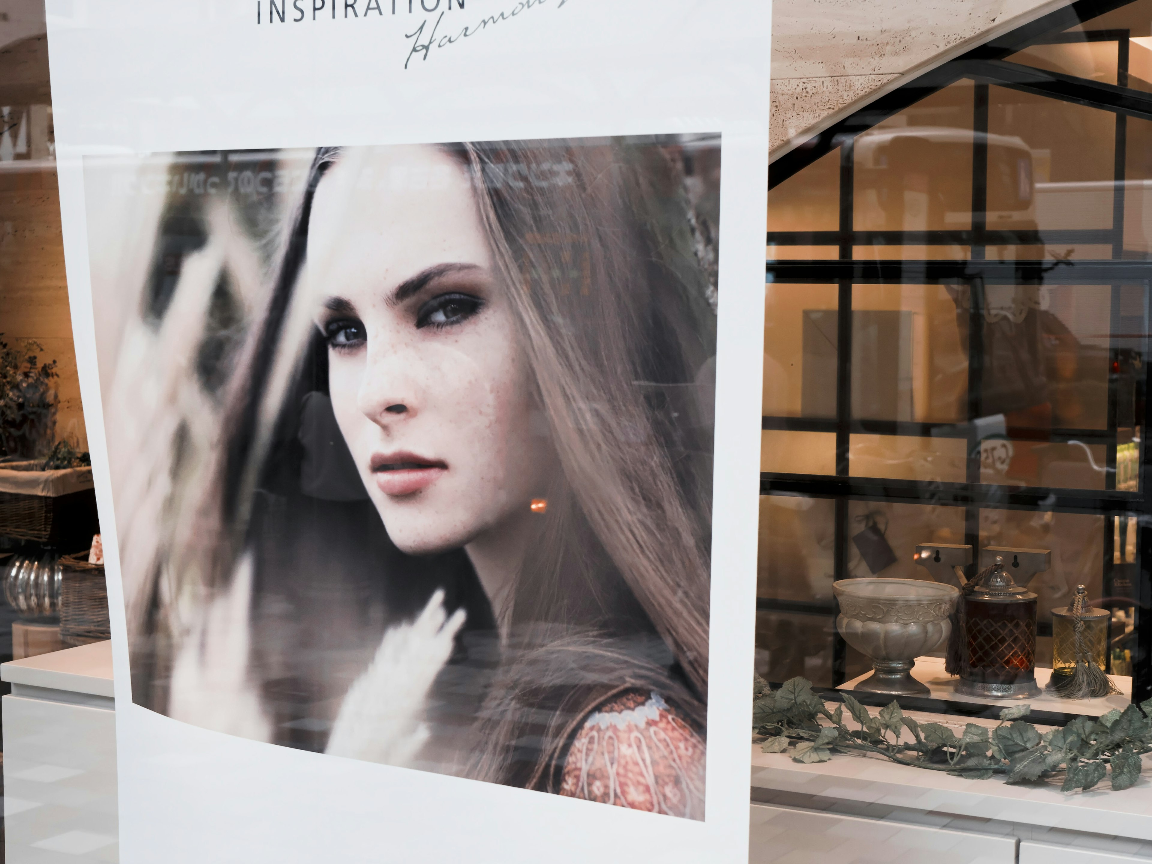 Retrato de una mujer mostrado en un cartel Fondo natural y luz suave