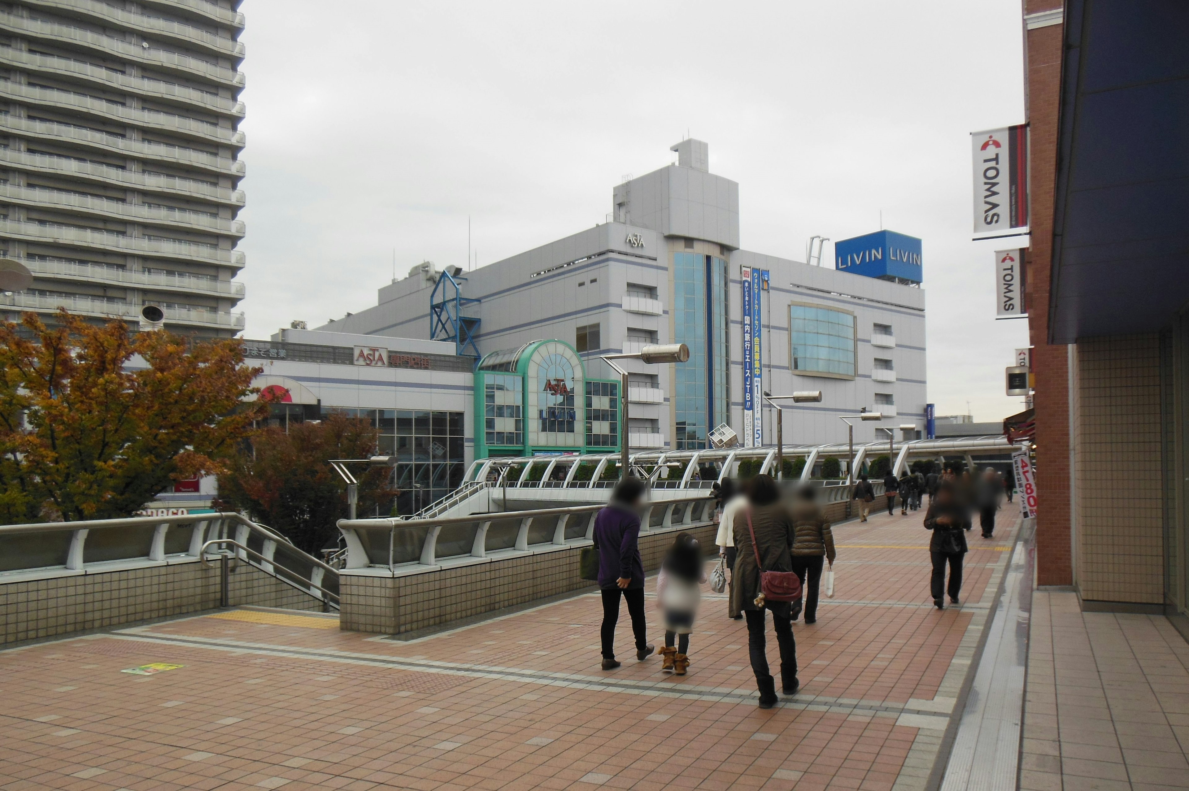 城市场景，有人走动和背景中的建筑