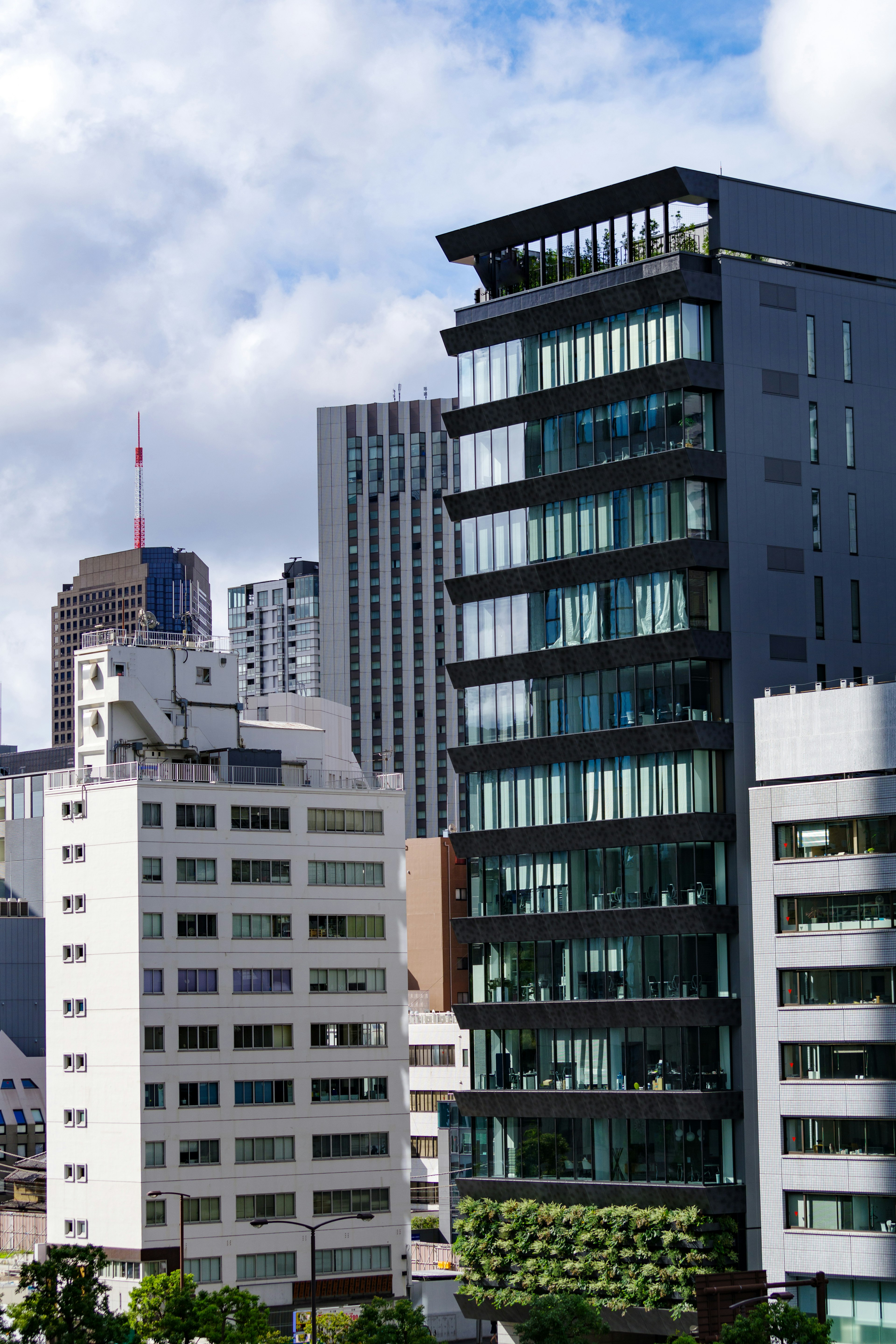 Pemandangan kota dengan gedung tinggi modern dan keragaman arsitektur