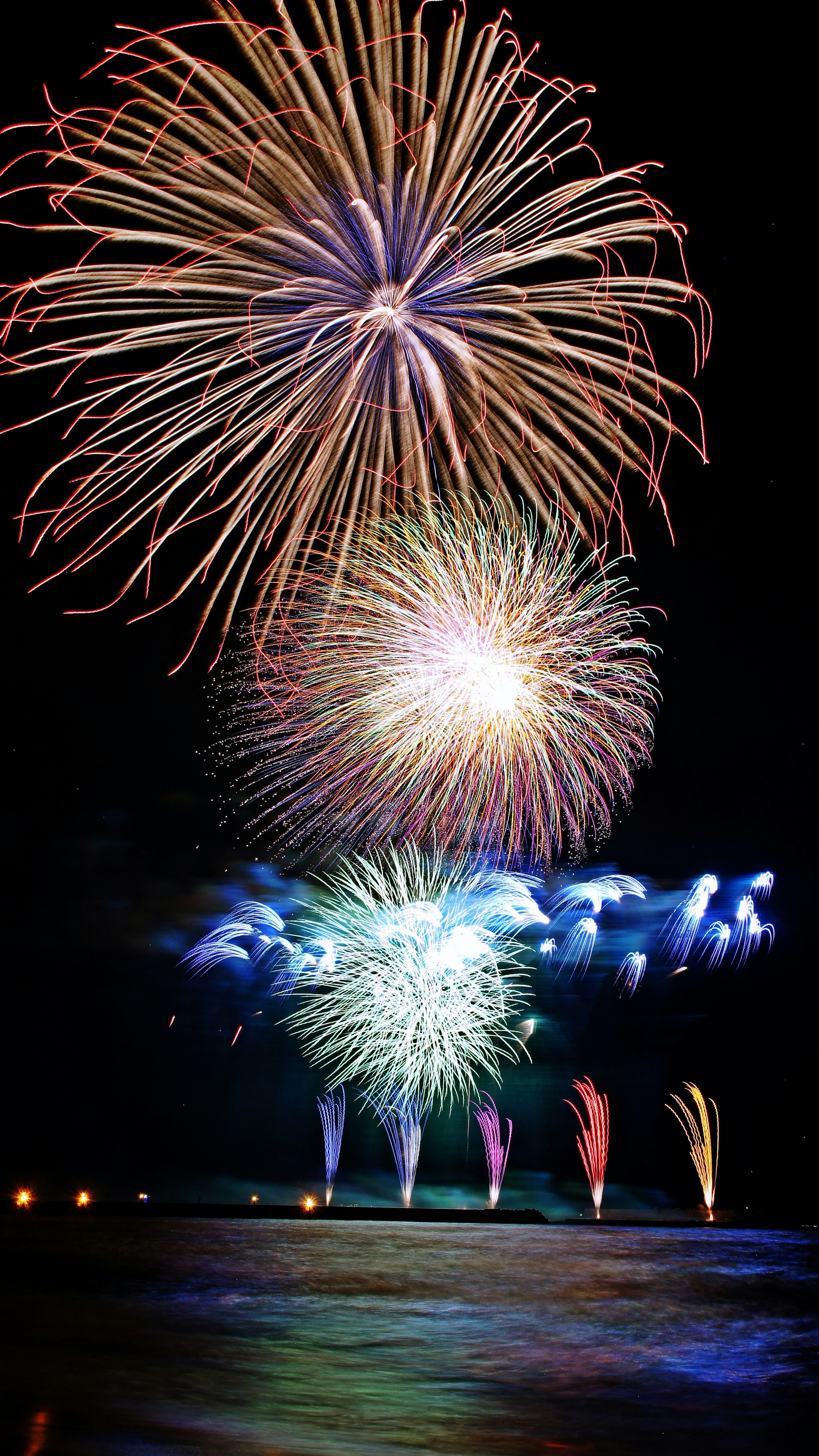 Des feux d'artifice colorés éclatant dans le ciel nocturne créant un spectacle vibrant