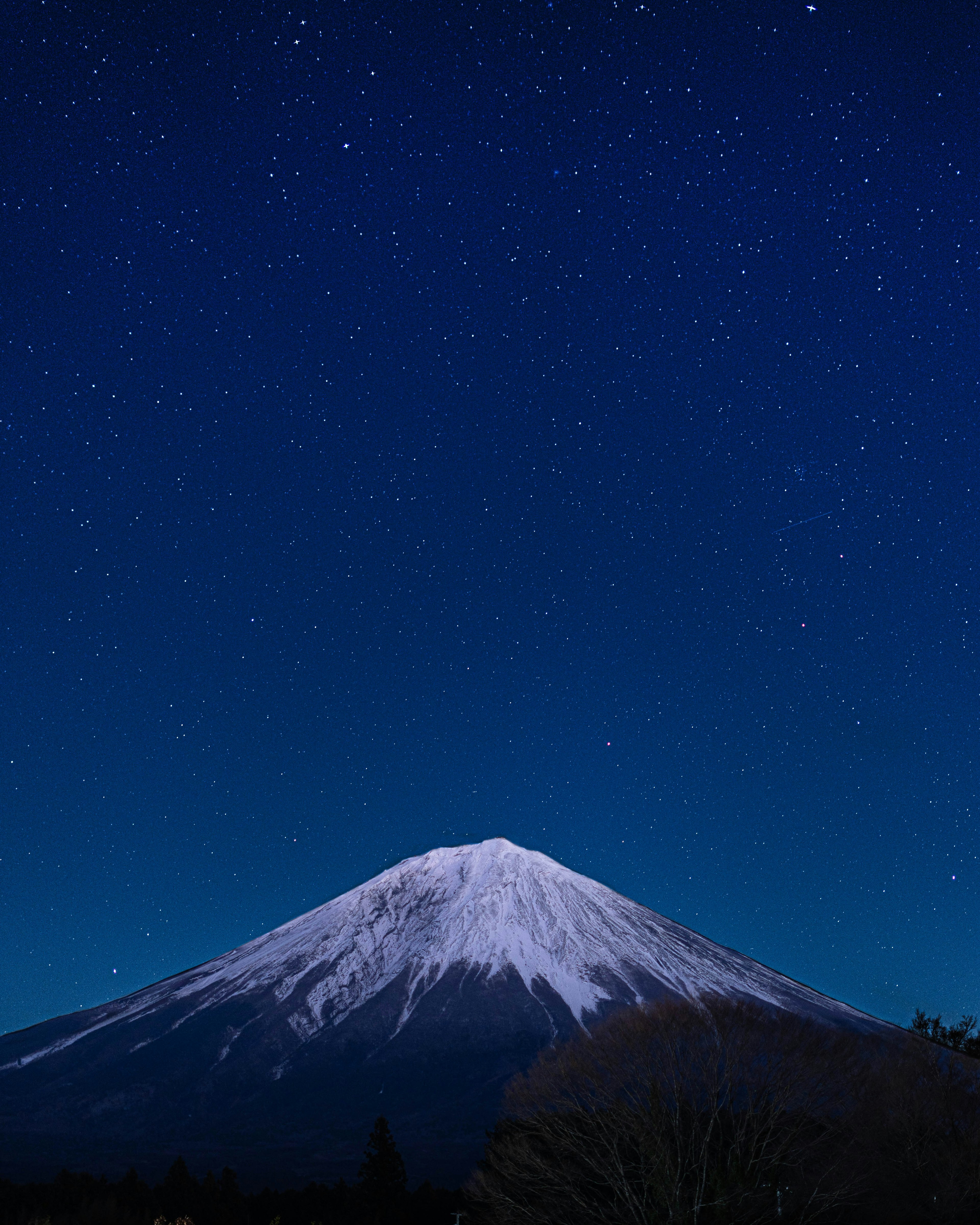 Schöne Aussicht auf den Fuji unter einem sternenklaren Nachthimmel