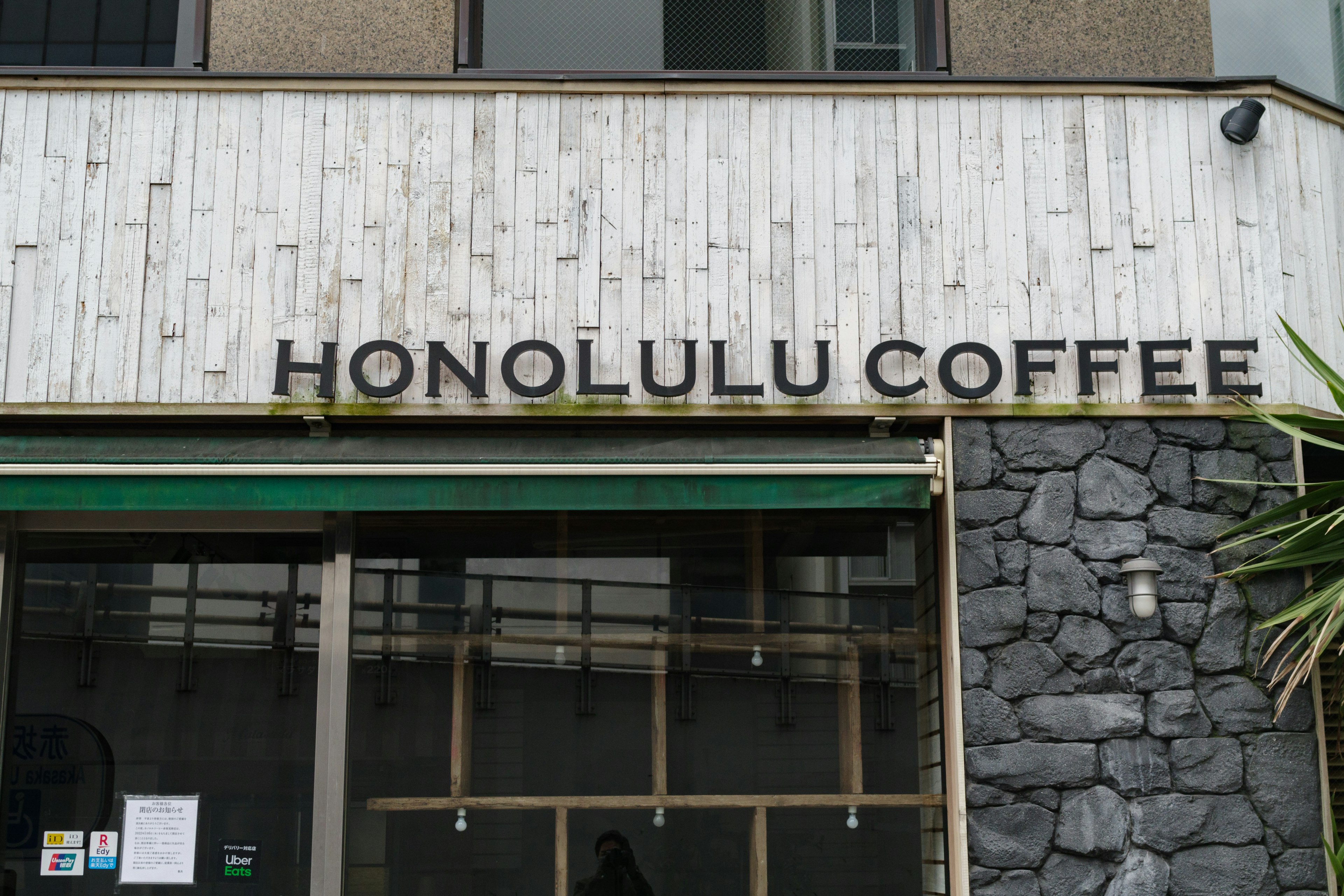 Exterior de una cafetería con un letrero de Honolulu Coffee