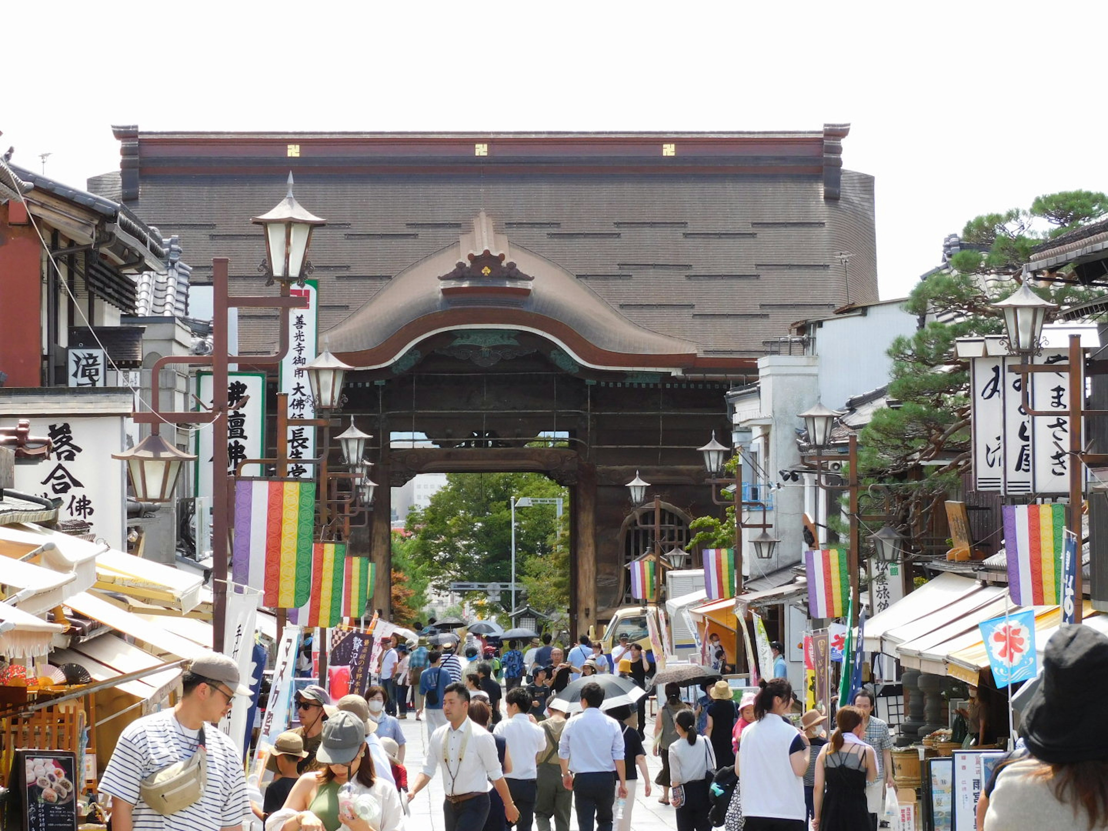 Rue commerçante animée avec porte traditionnelle