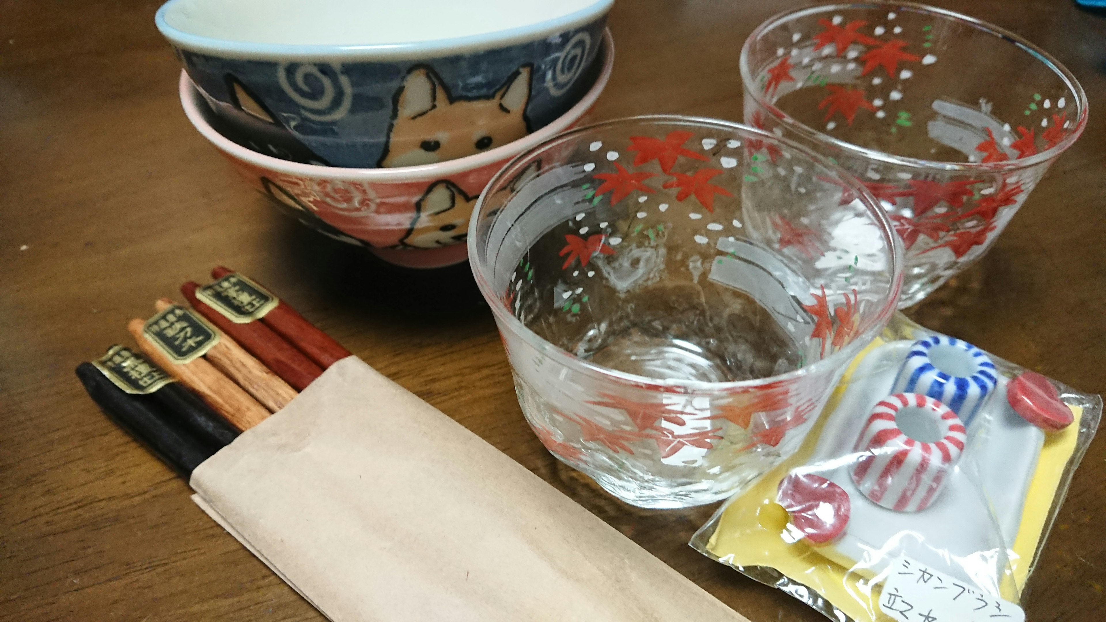 Mesa con tazones japoneses y vasos caramelos coloridos