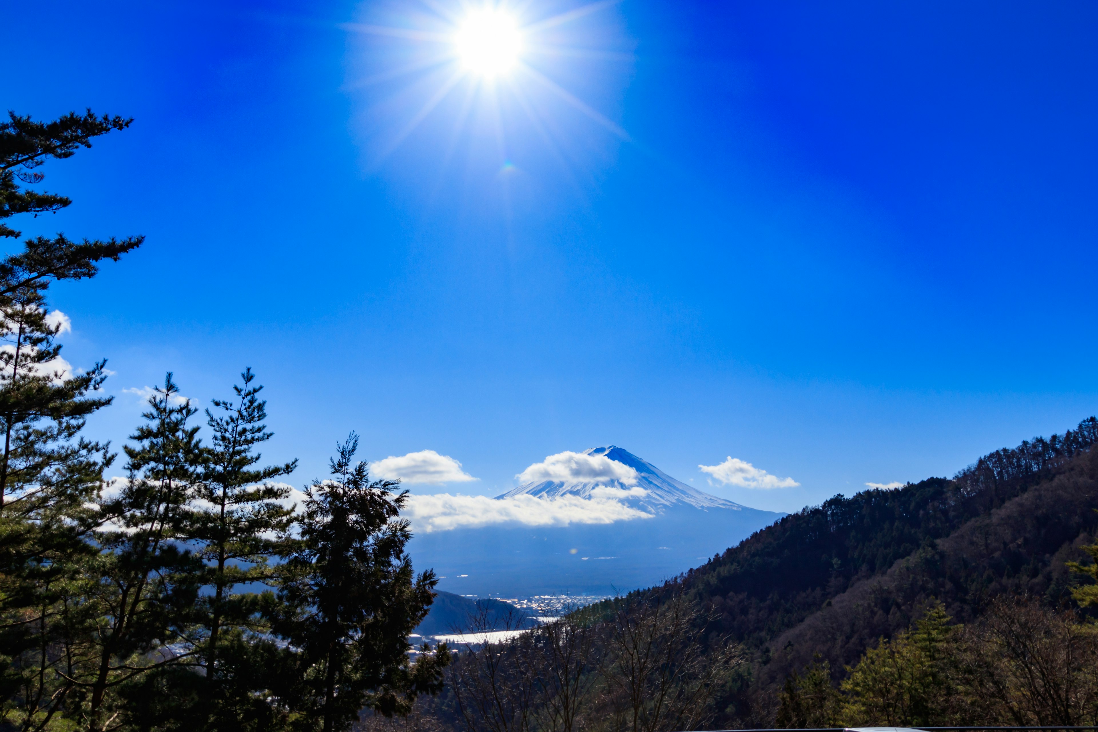 Paysage magnifique avec le mont Fuji sous un ciel bleu clair et un soleil éclatant