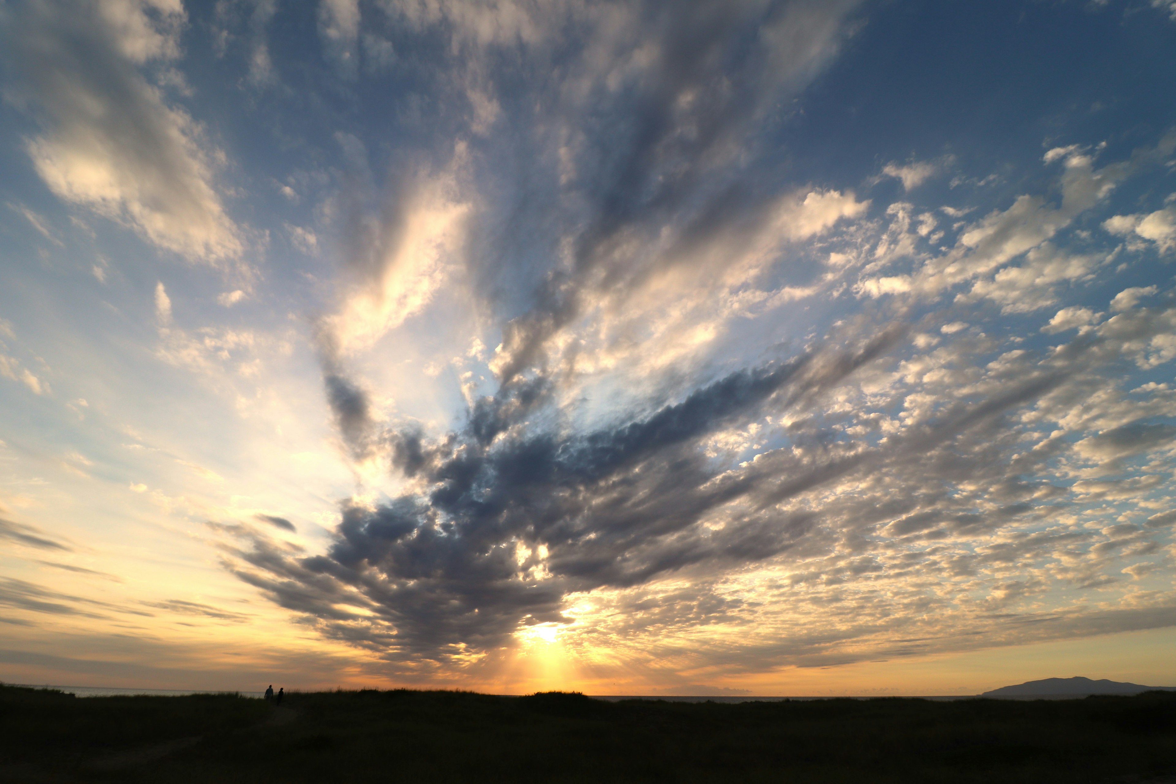 美しい夕焼けで広がる雲とオレンジ色の太陽