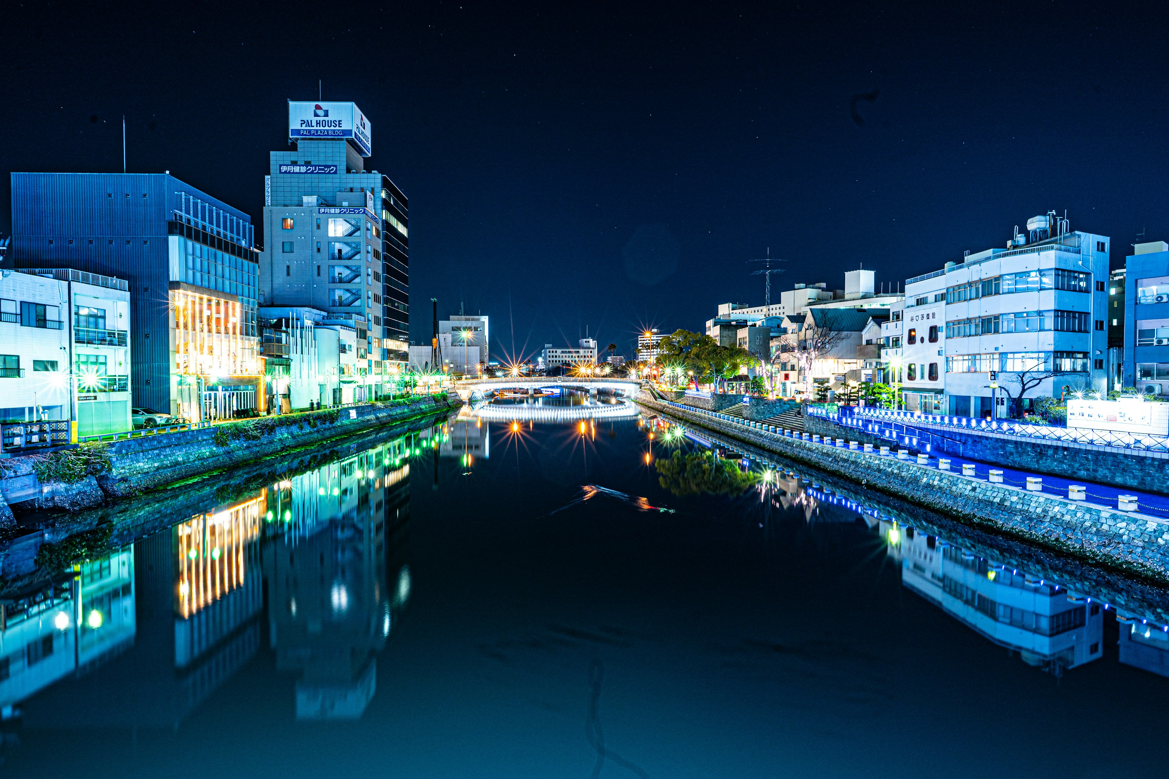 夜の街並みと川の反射が美しい風景