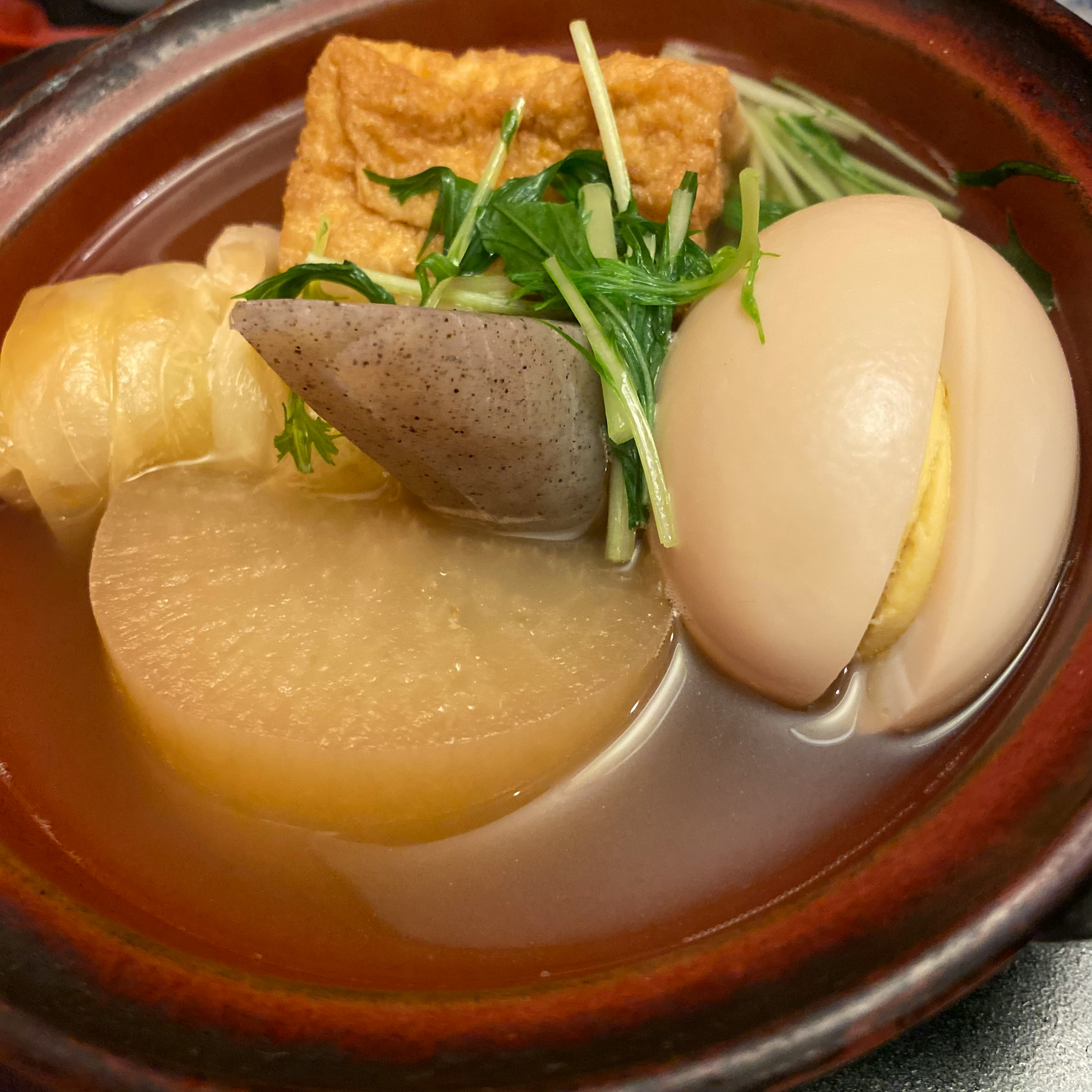 Ein warmes Oden-Gericht mit Daikon, Ei, Konnyaku, frittiertem Tofu und Frühlingszwiebeln