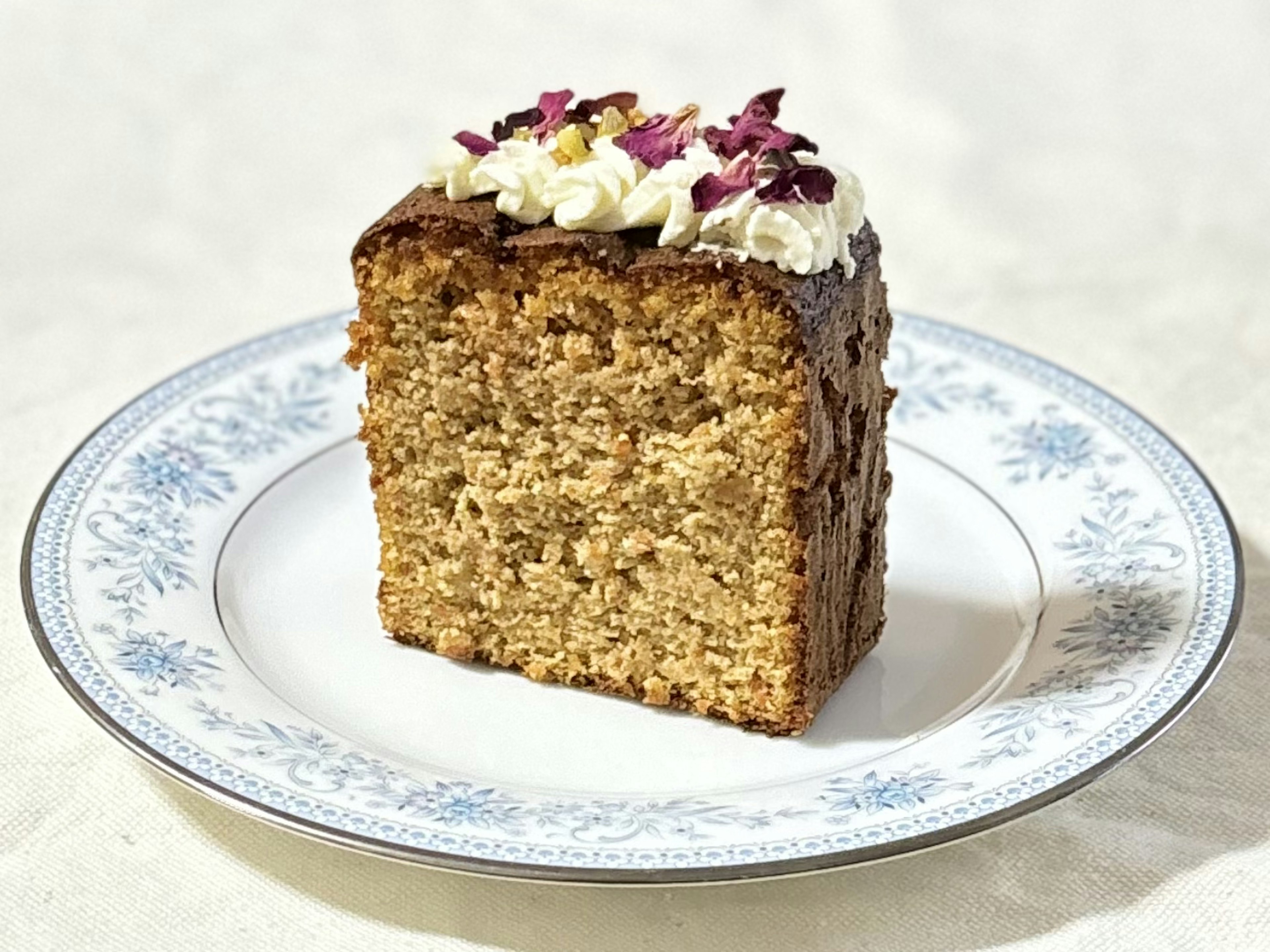 Scheibe Butterkuchen mit schönen Blumen dekoriert