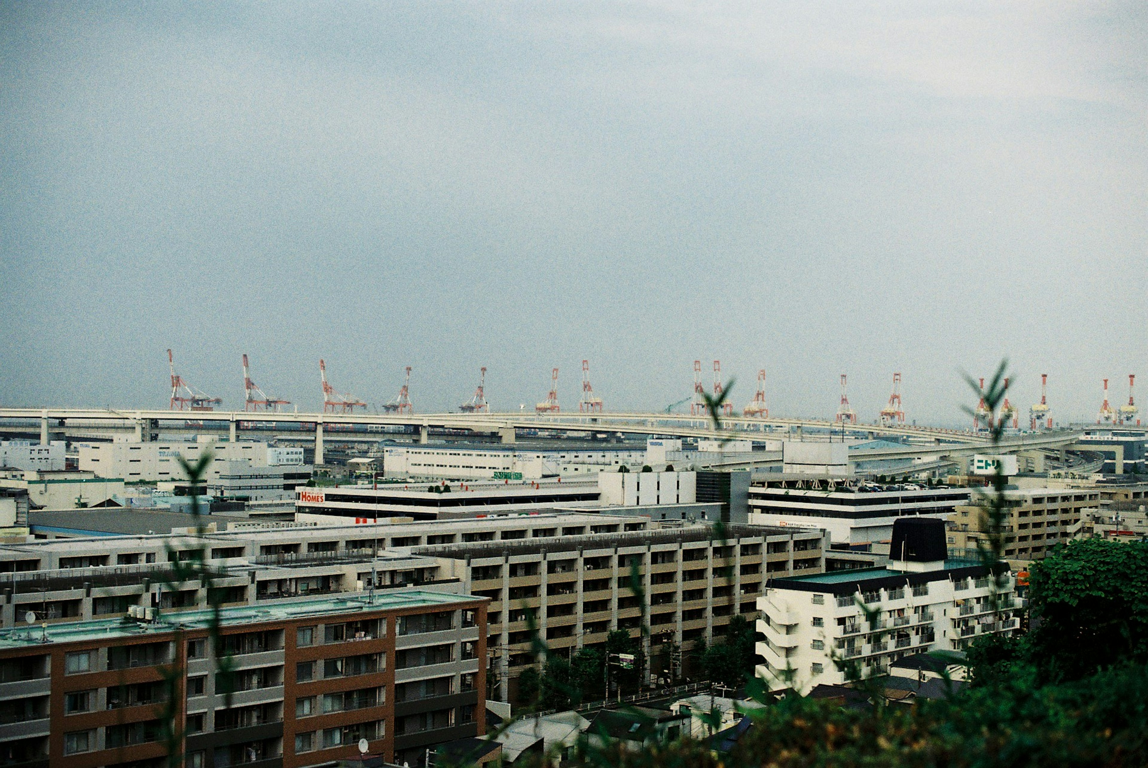 都市の風景と港の景色が広がる風景