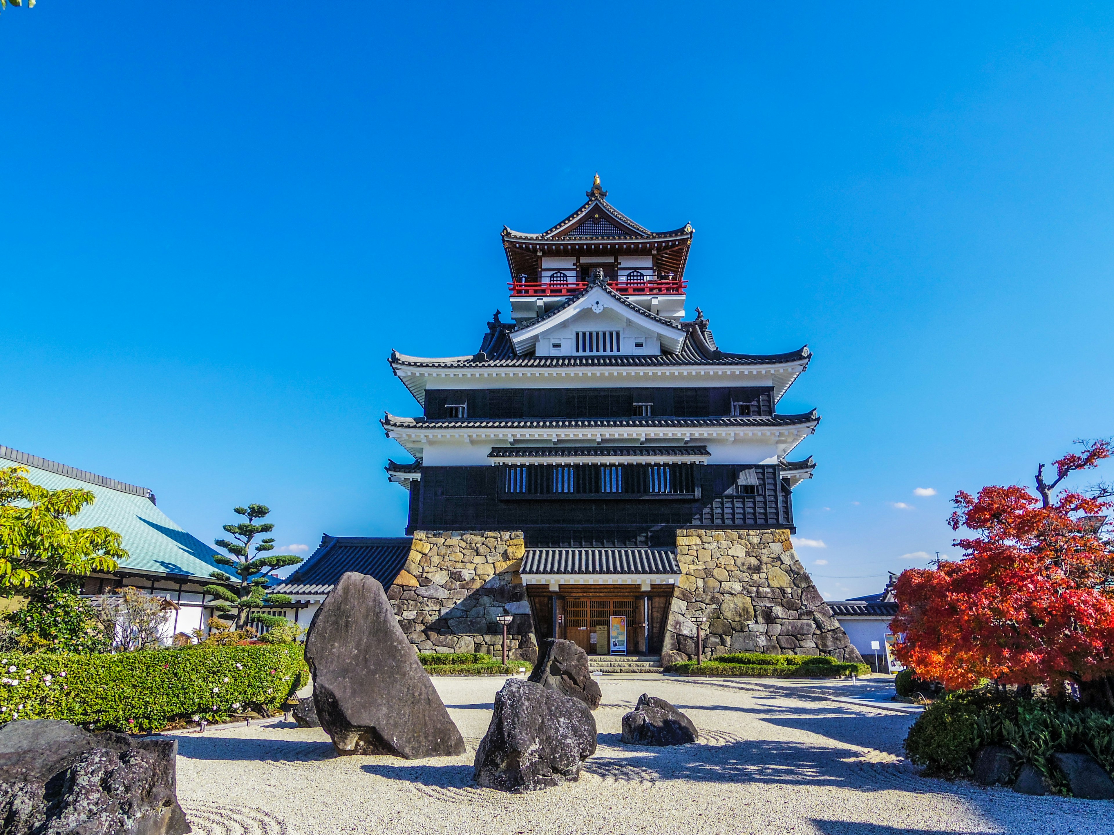 Eksterior indah kastil Jepang dengan taman yang dirancang