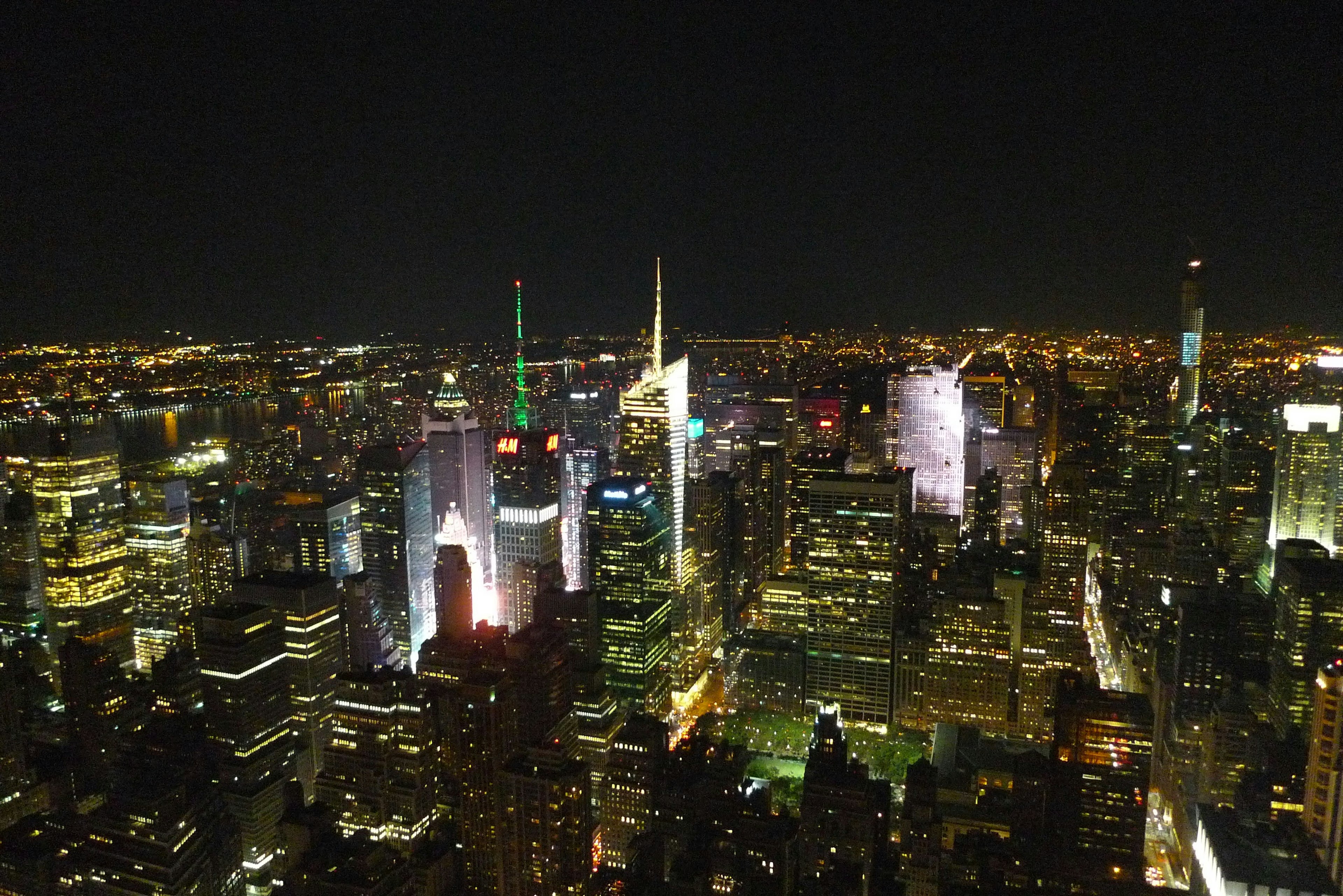 夜晚紐約市的全景 高樓大廈的明亮燈光