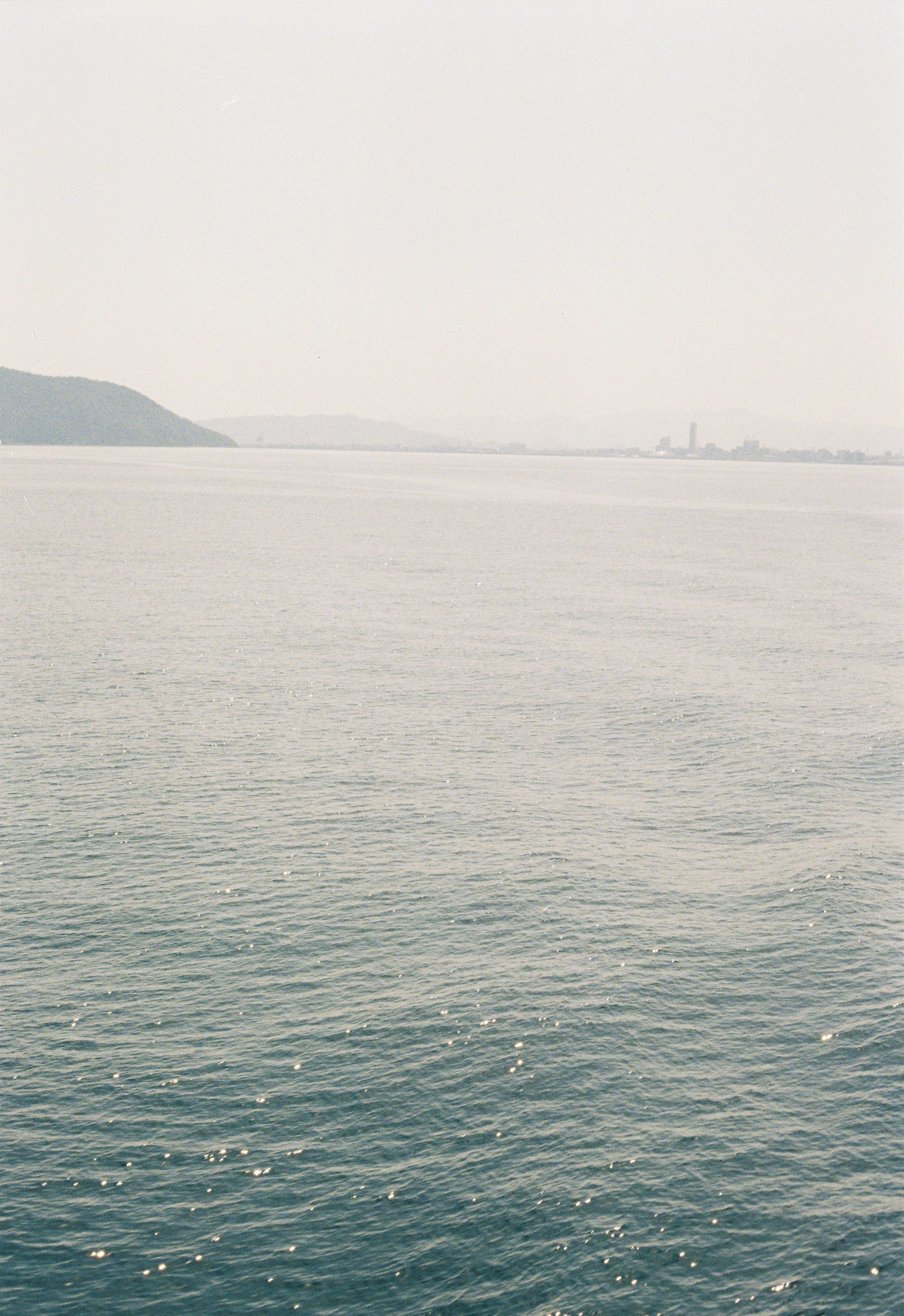 穏やかな海と遠くの岸が見える風景