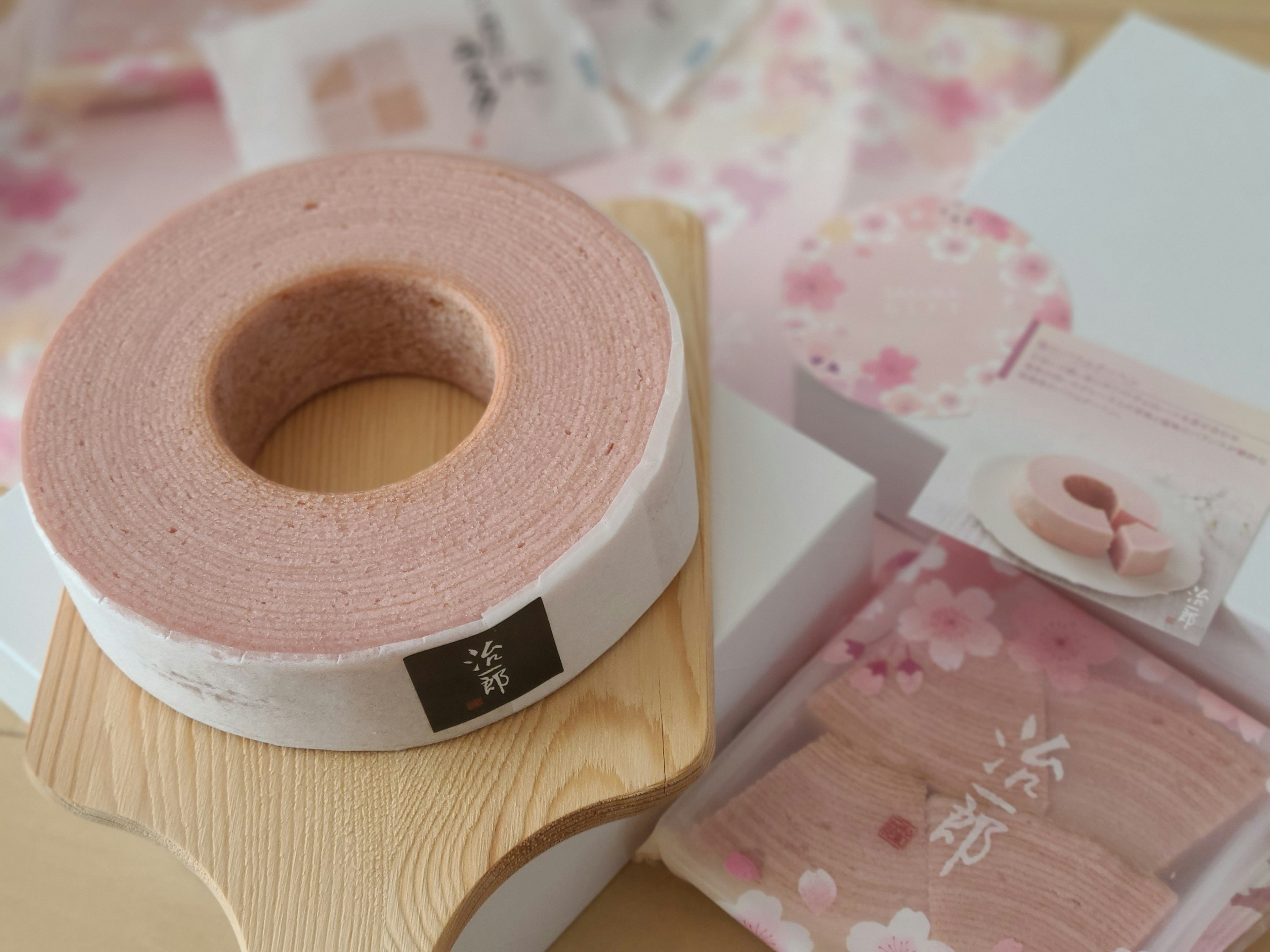 Imagen que presenta cinta washi rosa y papelería con diseños de flores de cerezo