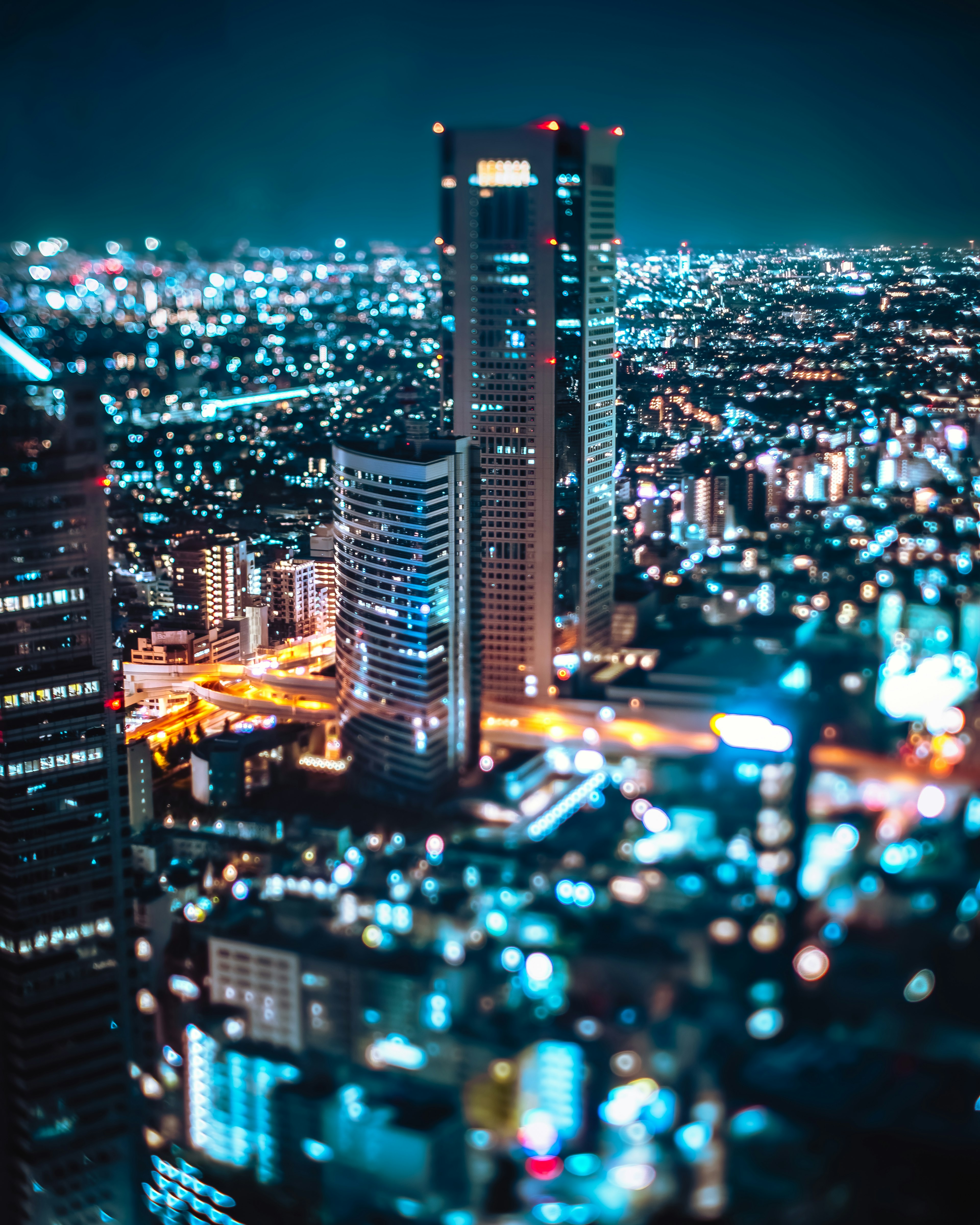 Vue nocturne de Tokyo avec des gratte-ciel illuminés