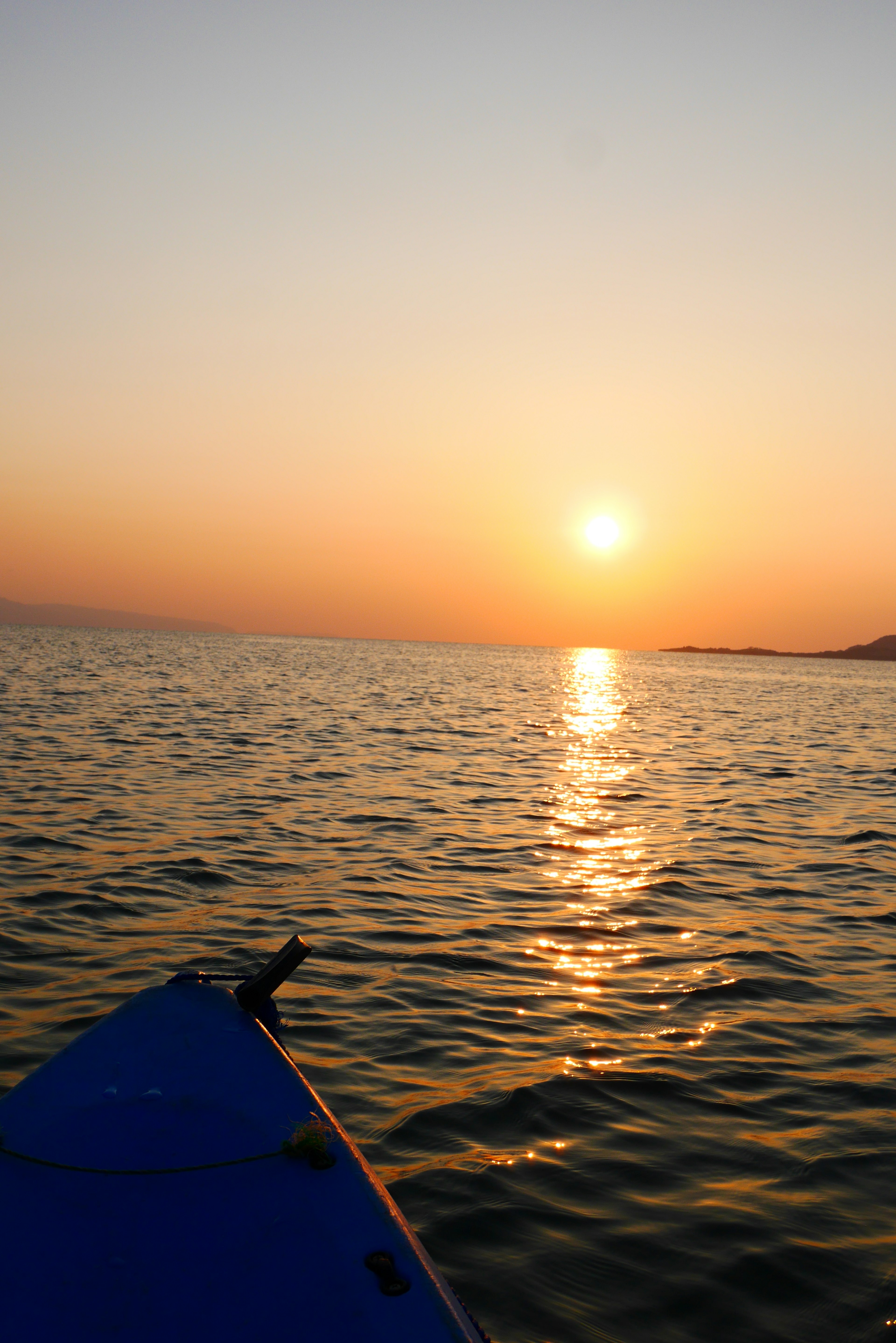 Hermoso atardecer sobre el mar con la proa del kayak en primer plano