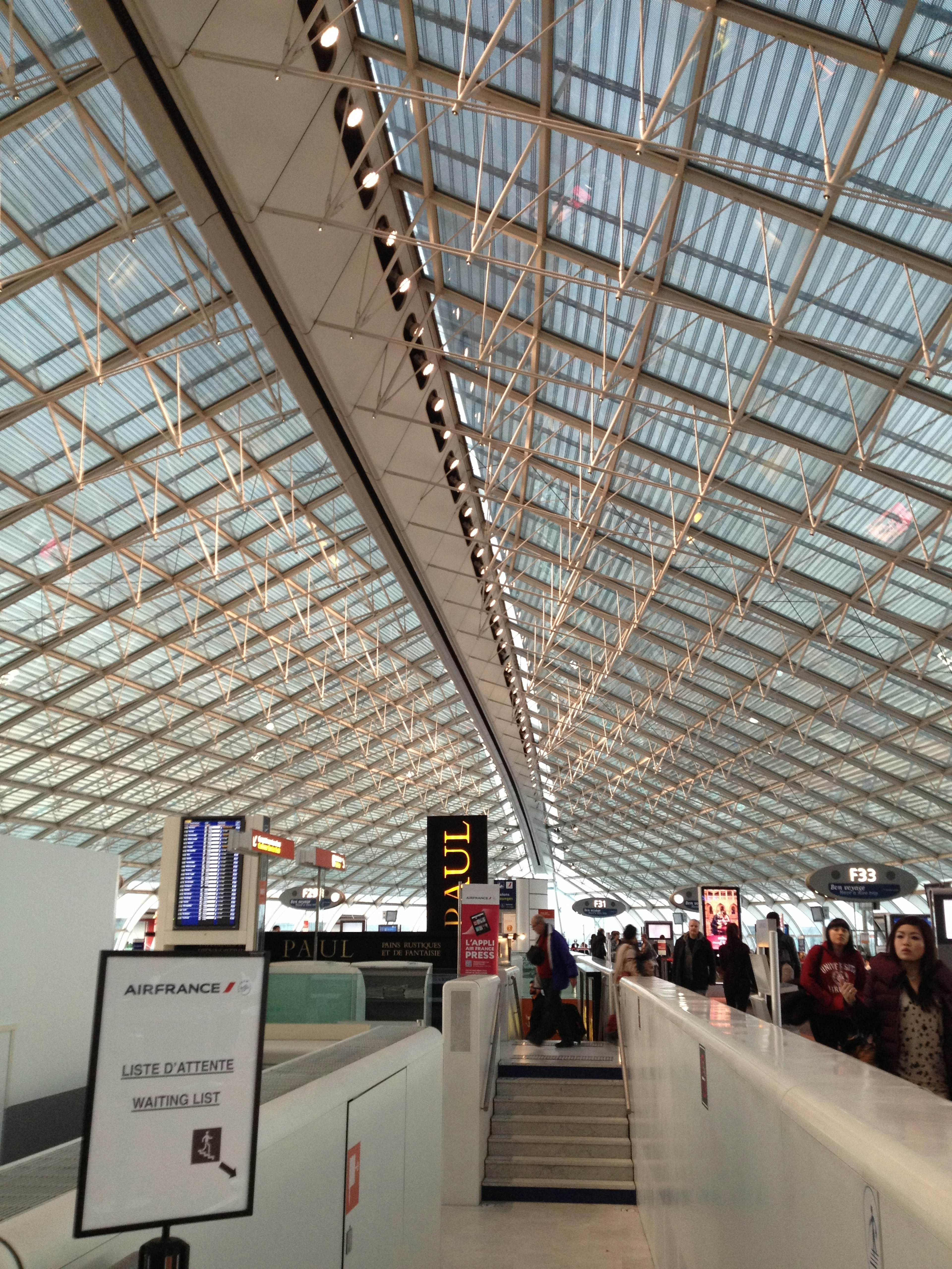 Intérieur d'aéroport spacieux avec un plafond en verre