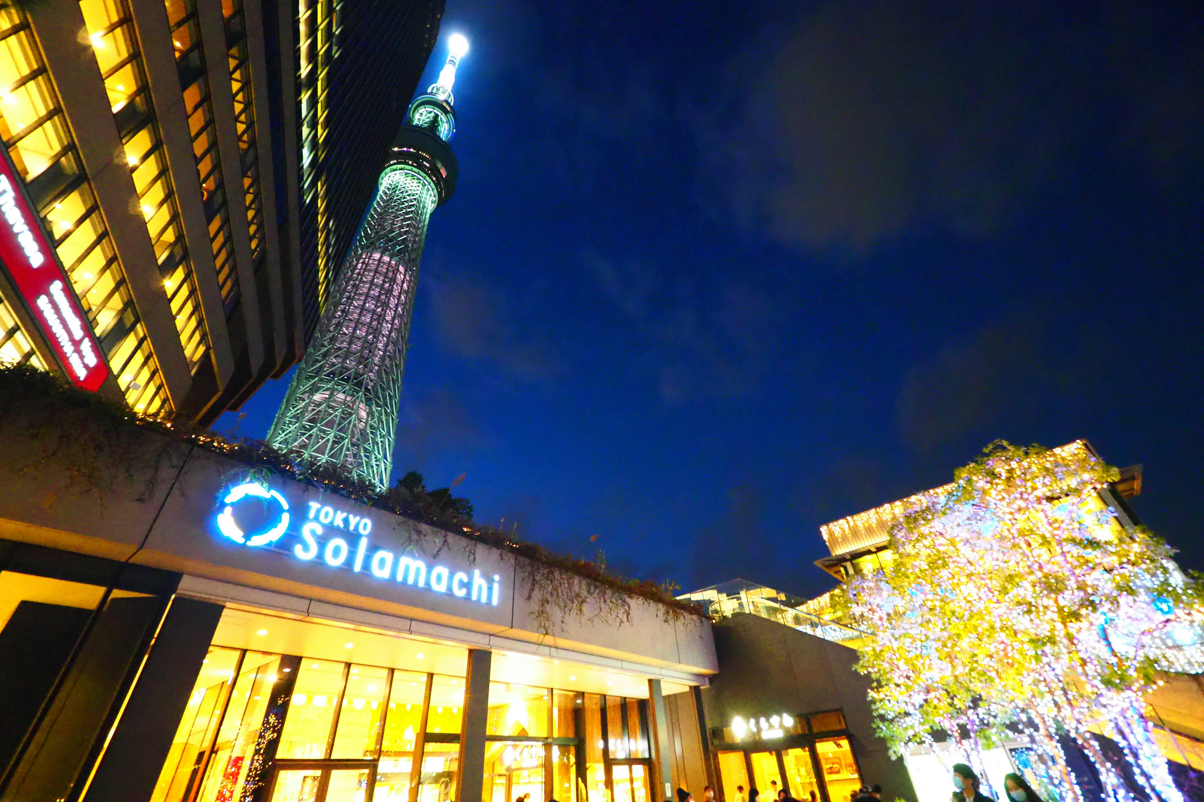 夜晚東京晴空塔和Solamachi建築的美麗景色