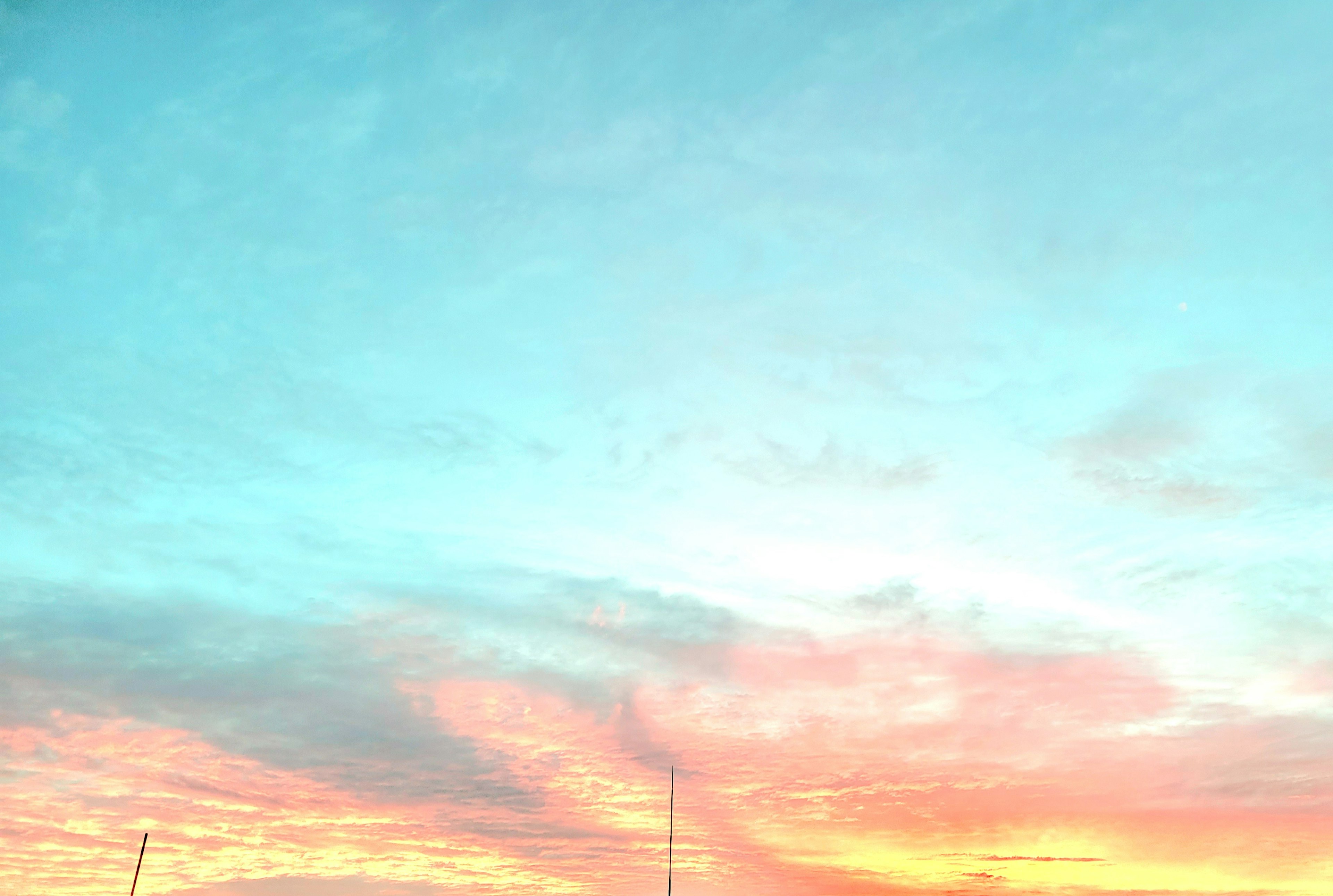 Hermoso atardecer con nubes naranjas y rosas contra un cielo azul